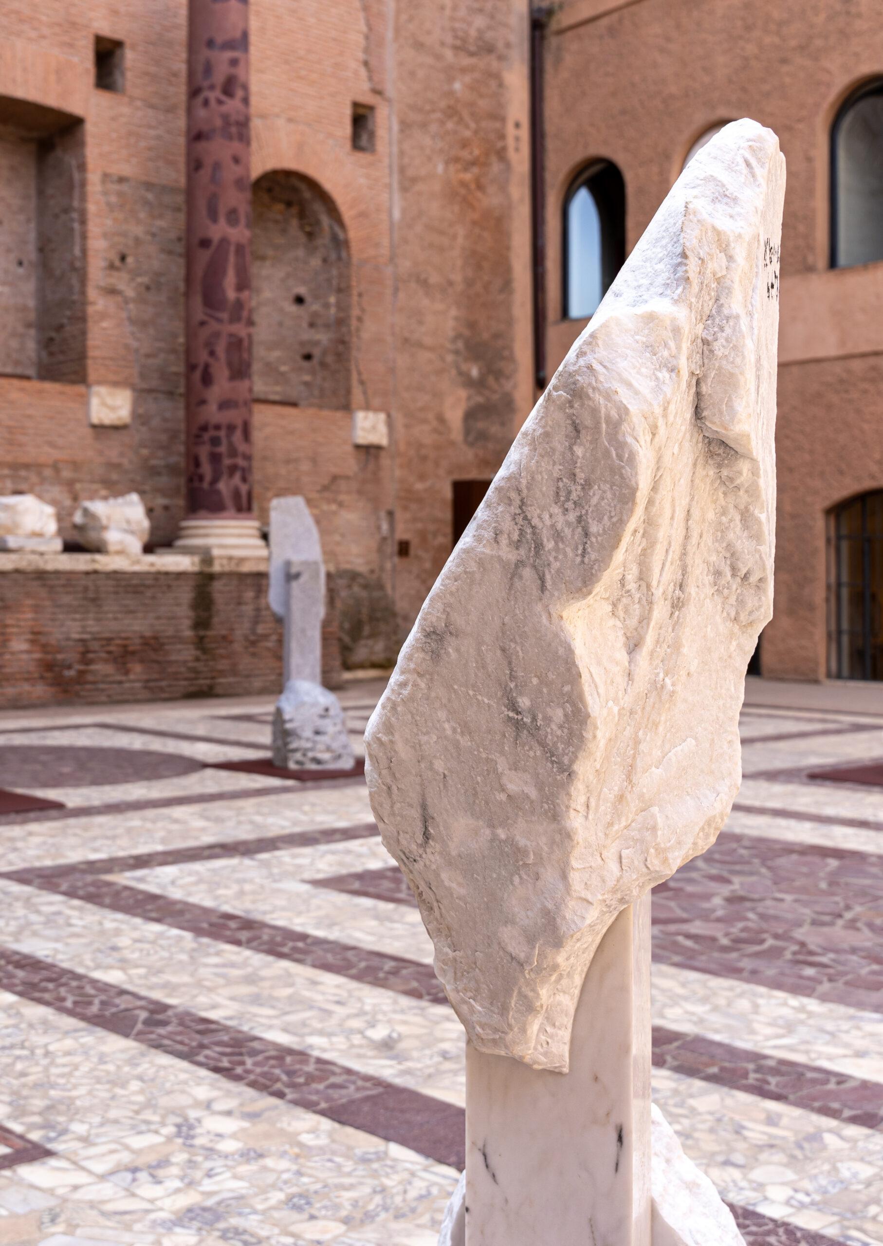 Korè-Paonazzo von Mattia Bosco - Monumentalskulptur, Marmor, Ausstellung in Rom im Angebot 7