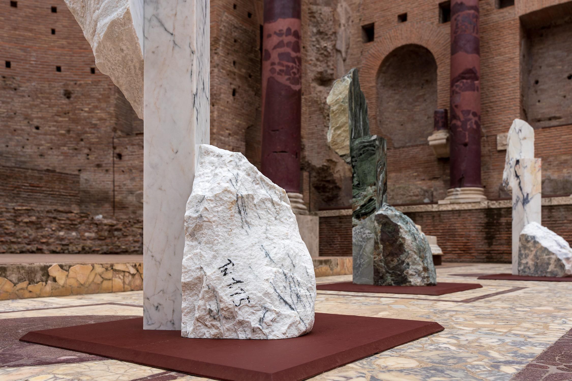 Korè-Paonazzo von Mattia Bosco - Monumentalskulptur, Marmor, Ausstellung in Rom im Angebot 8