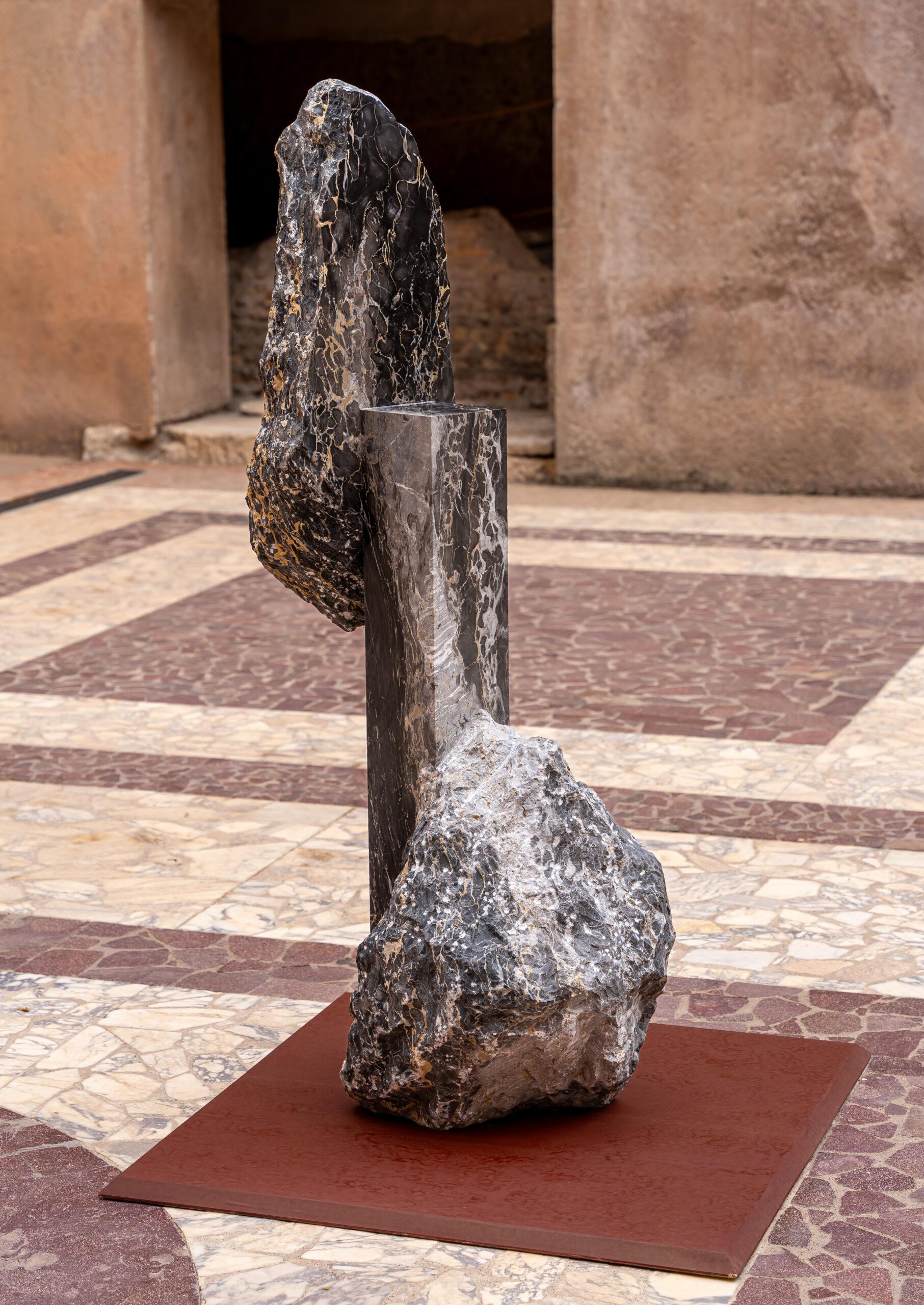 Korè-Portovenere Portoro von Mattia Bosco - Monumentalskulptur, Marmor, Rom im Angebot 1