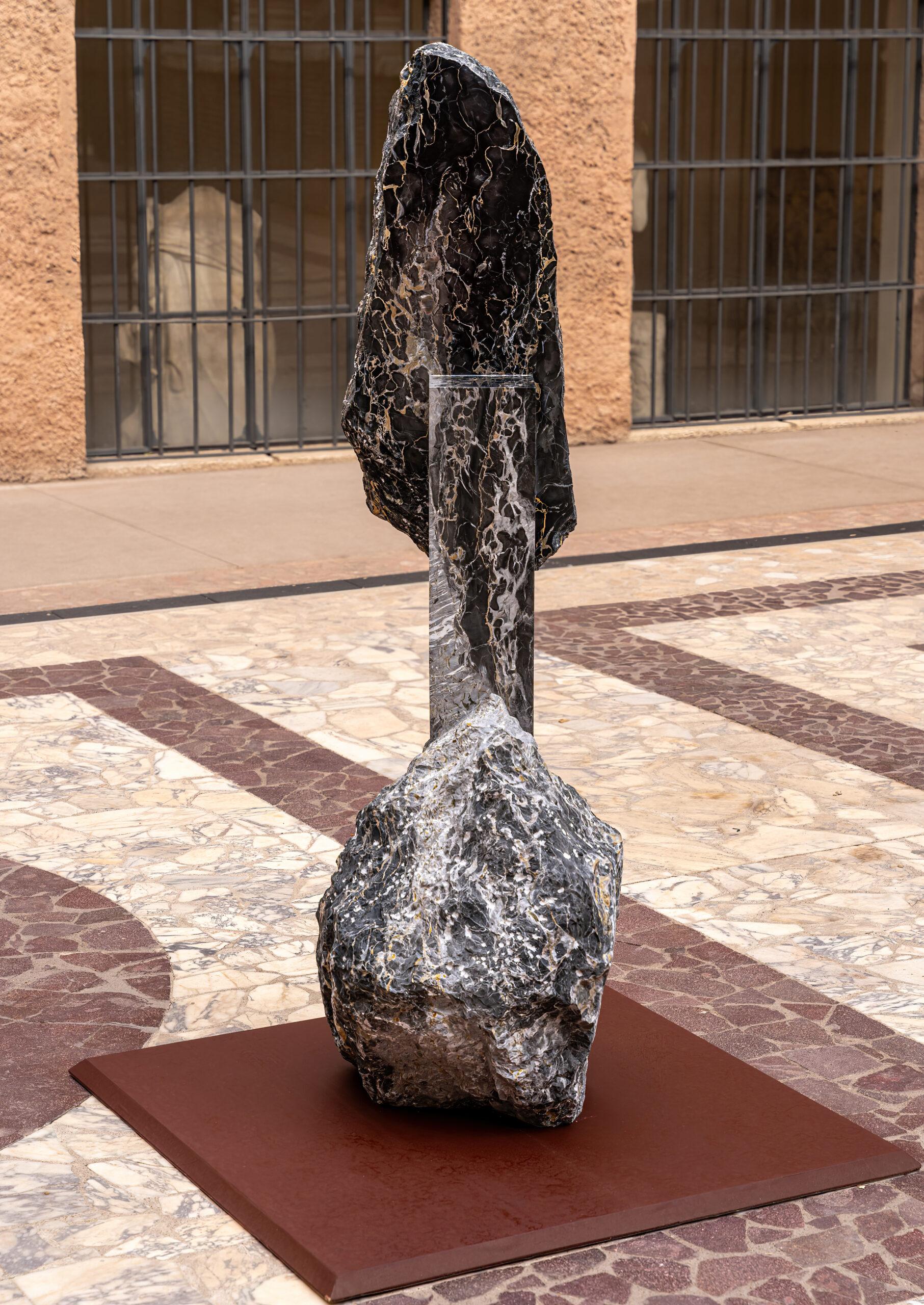 Korè-Portovenere Portoro von Mattia Bosco - Monumentalskulptur, Marmor, Rom im Angebot 2