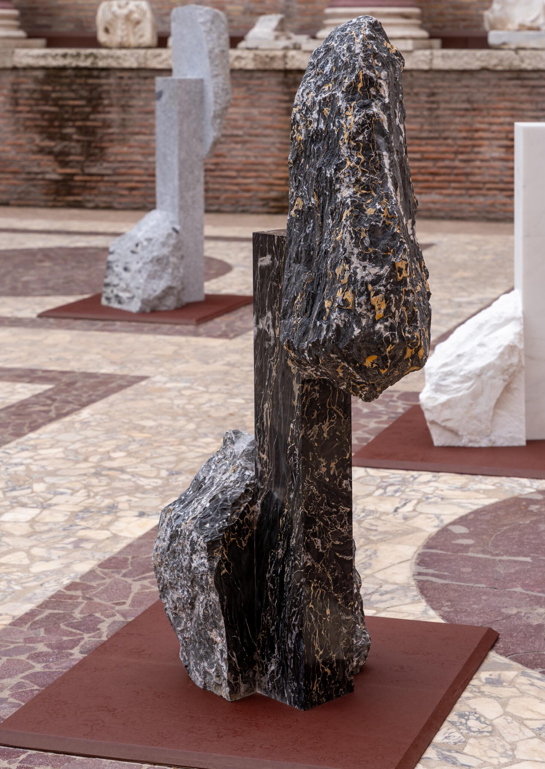 Korè-Portovenere Portoro by Mattia Bosco - Monumental sculpture, marble, Rome For Sale 4