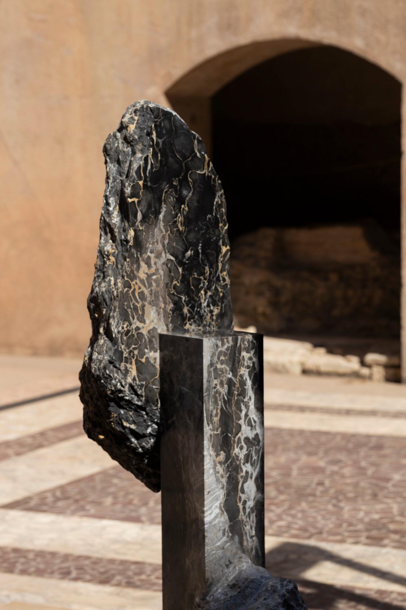 Korè-Portovenere Portoro von Mattia Bosco - Monumentalskulptur, Marmor, Rom im Angebot 7