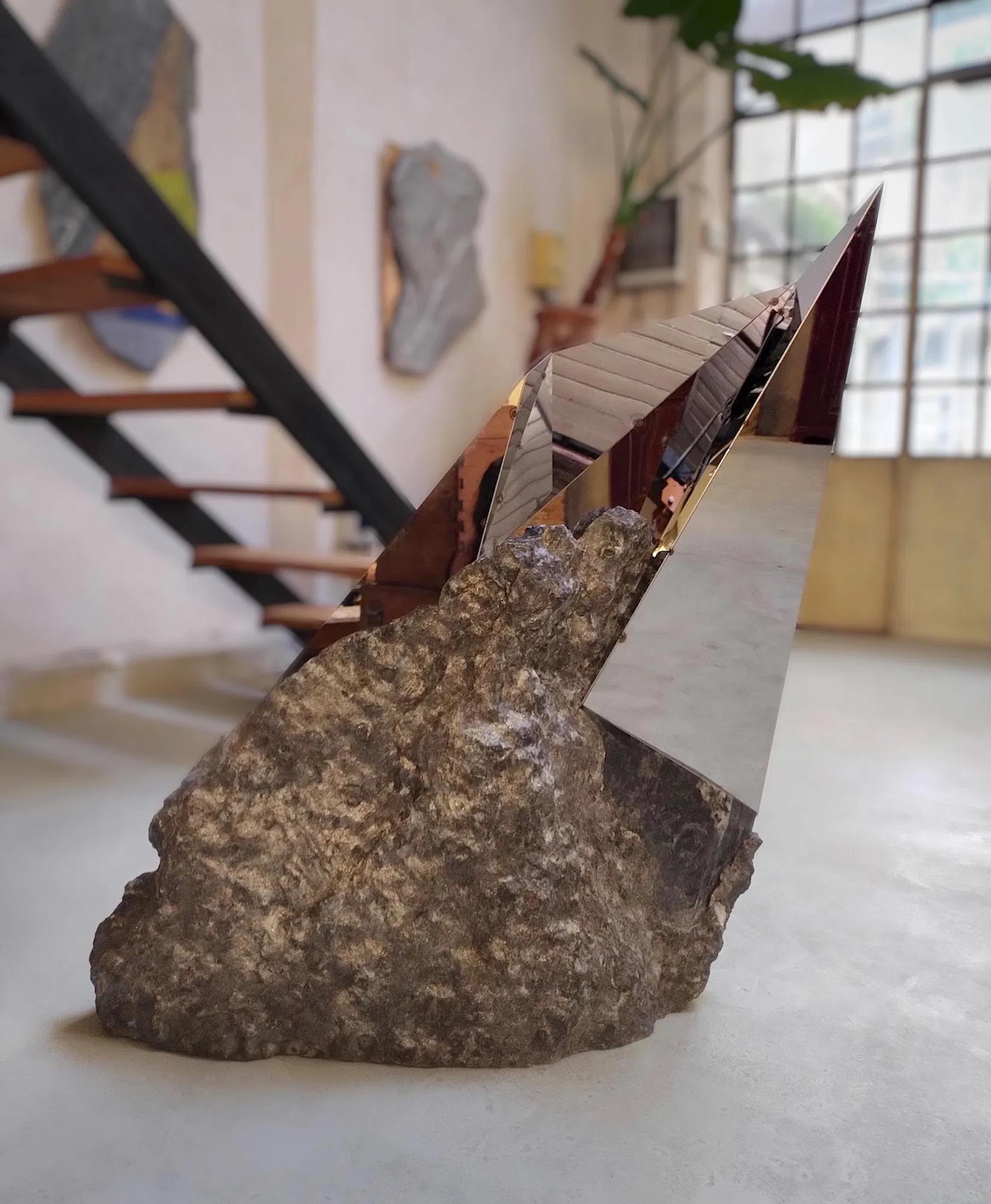 MM1 di Mattia Bosco - Scultura in pietra di grandi dimensioni, marmo Palissandro, tonalità di grigio
