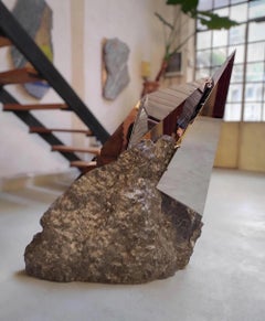 MM1 di Mattia Bosco - Scultura in pietra di grandi dimensioni, marmo Palissandro, tonalità di grigio
