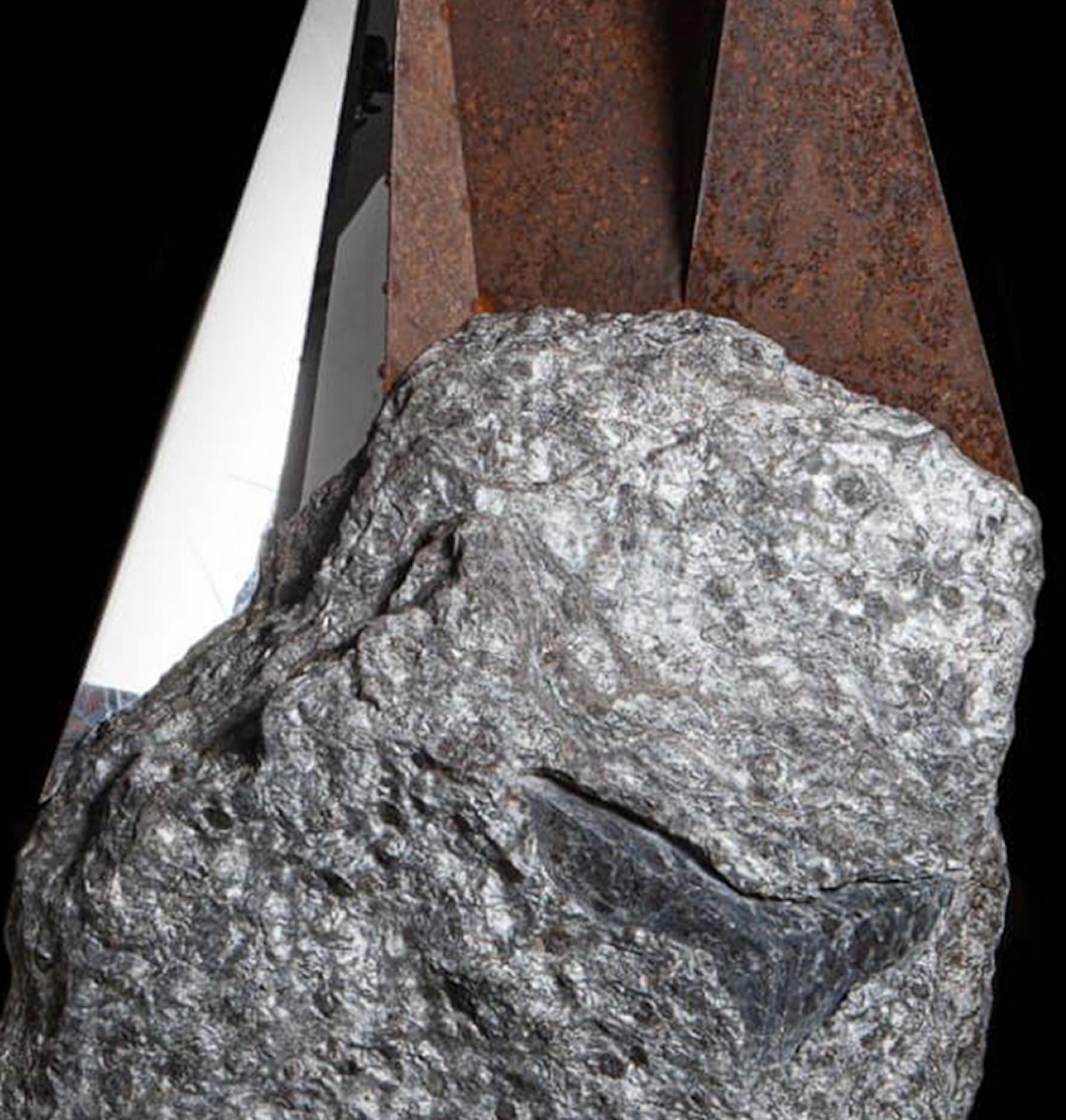 MM2 von Mattia Bosco – Großformatige Skulptur aus Palissandro-Marmor, Grautöne, Eisen, Eisen im Angebot 2