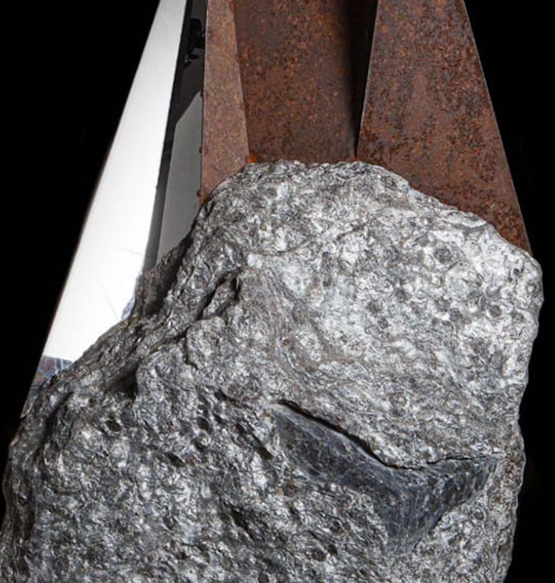MM2 by Mattia Bosco - Large-size sculpture, Palissandro marble, grey tones, iron in vendita 2