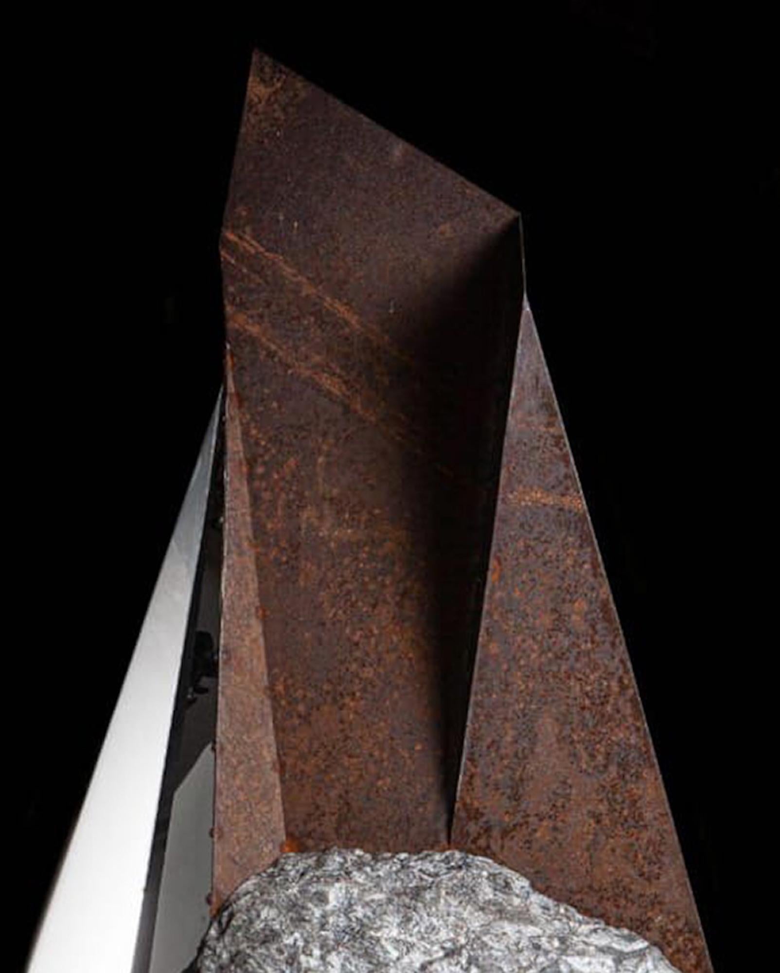 MM2 by Mattia Bosco - Large-size sculpture, Palissandro marble, grey tones, iron in vendita 4