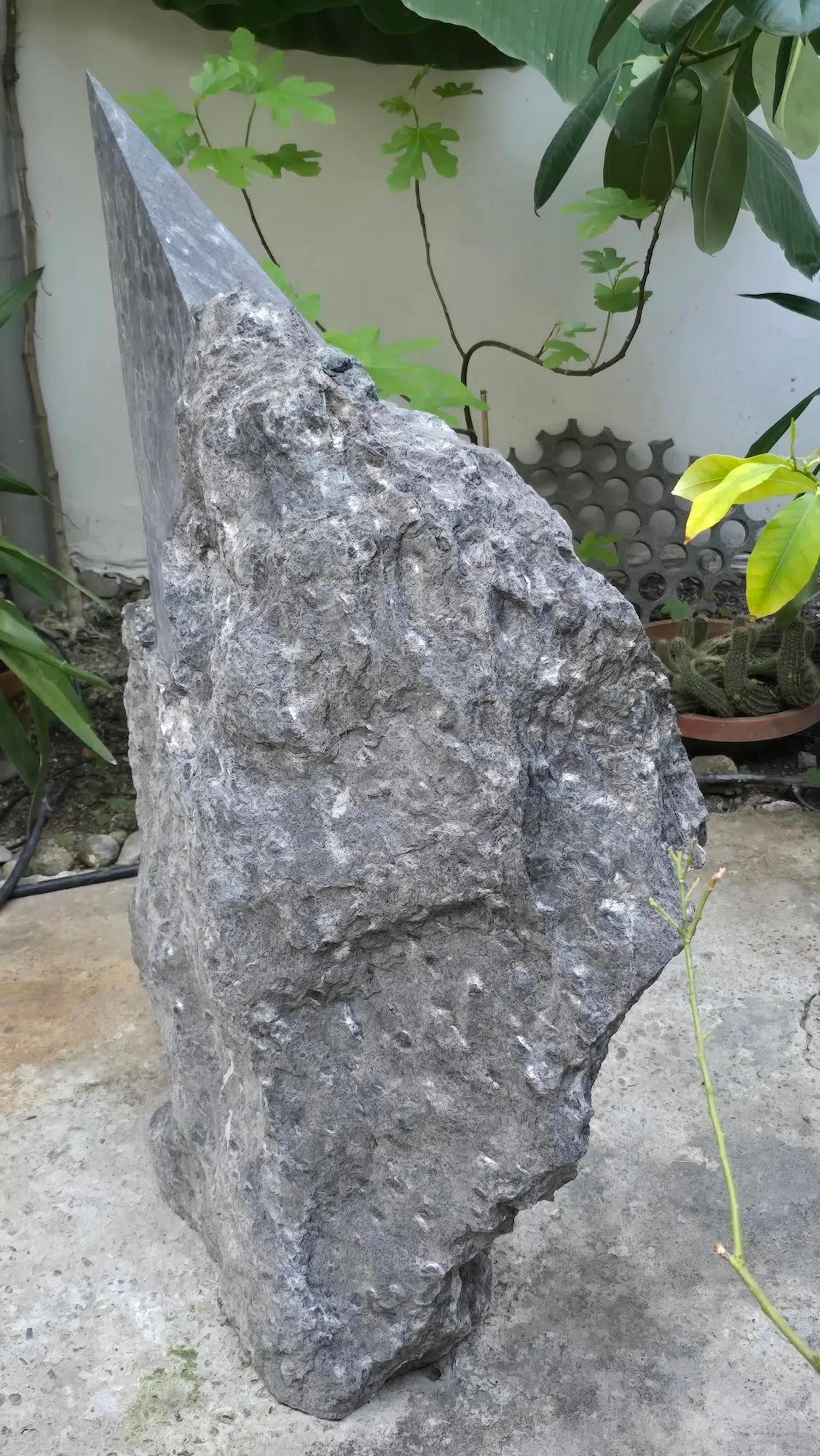 Punta 1 de Mattia Bosco - Sculpture abstraite, marbre noir, roche en vente 2