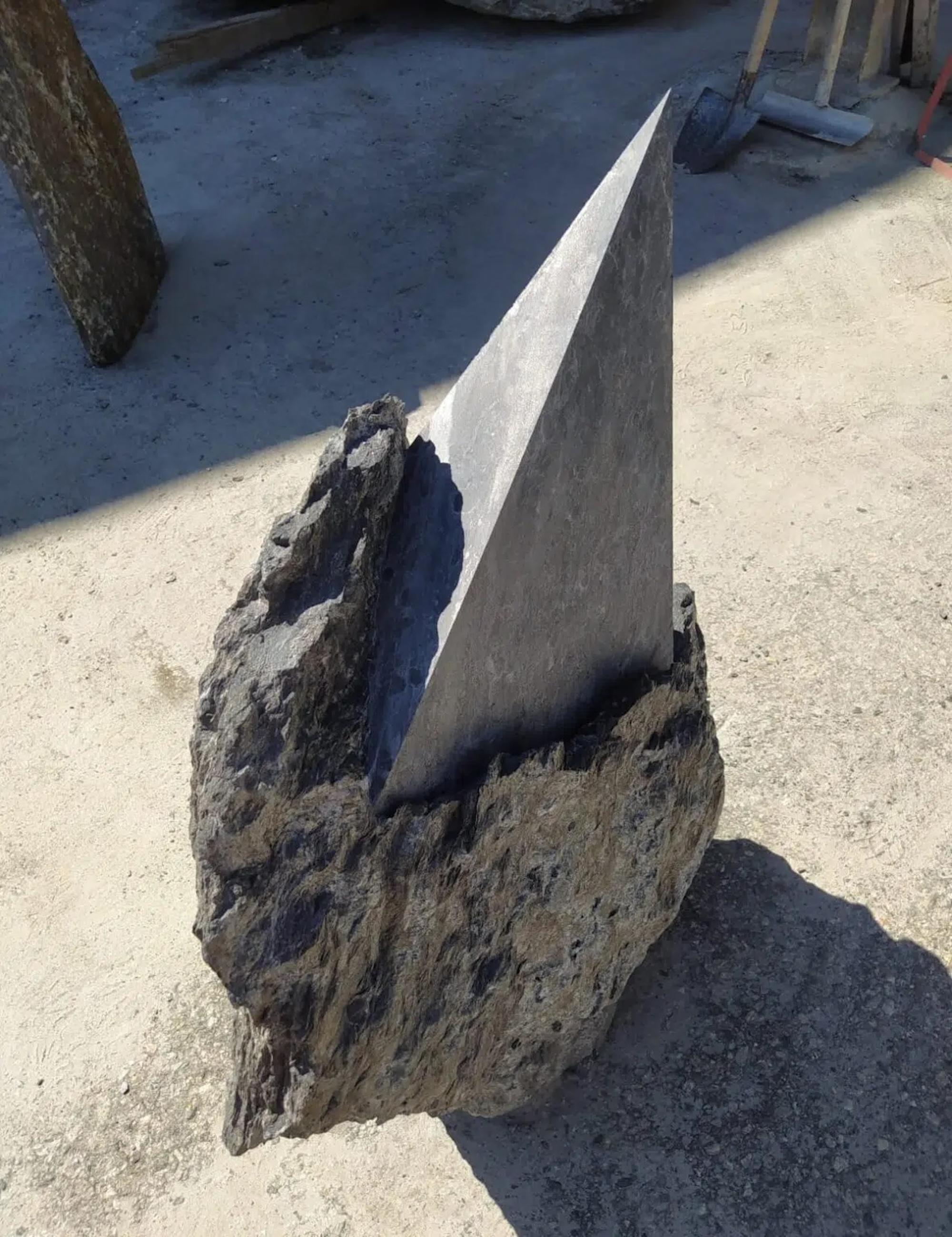 Punta 1 de Mattia Bosco - Sculpture abstraite, marbre noir, roche en vente 5