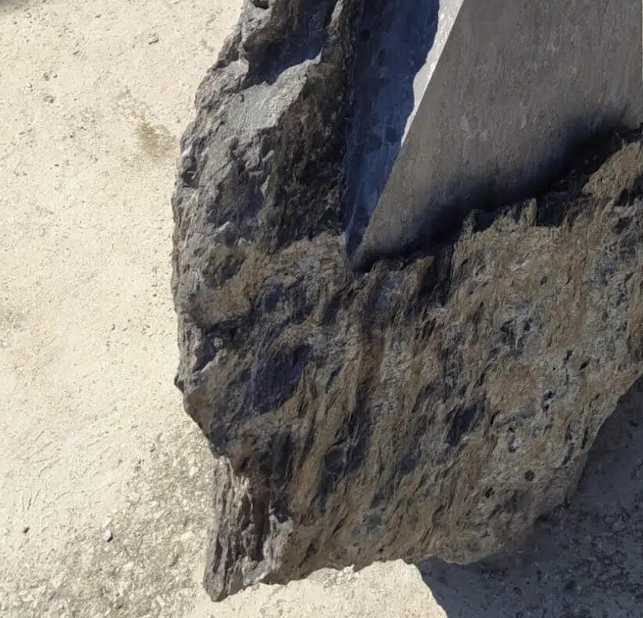 Punta 1 de Mattia Bosco - Sculpture abstraite, marbre noir, roche en vente 6