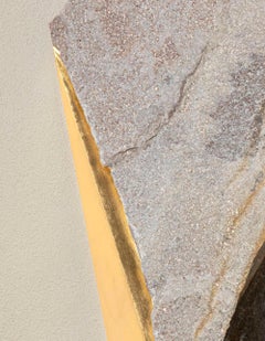 Sezione Aurea 2024-001 von Mattia Bosco – Wandskulptur, Marmor, Blattgold, Felsen