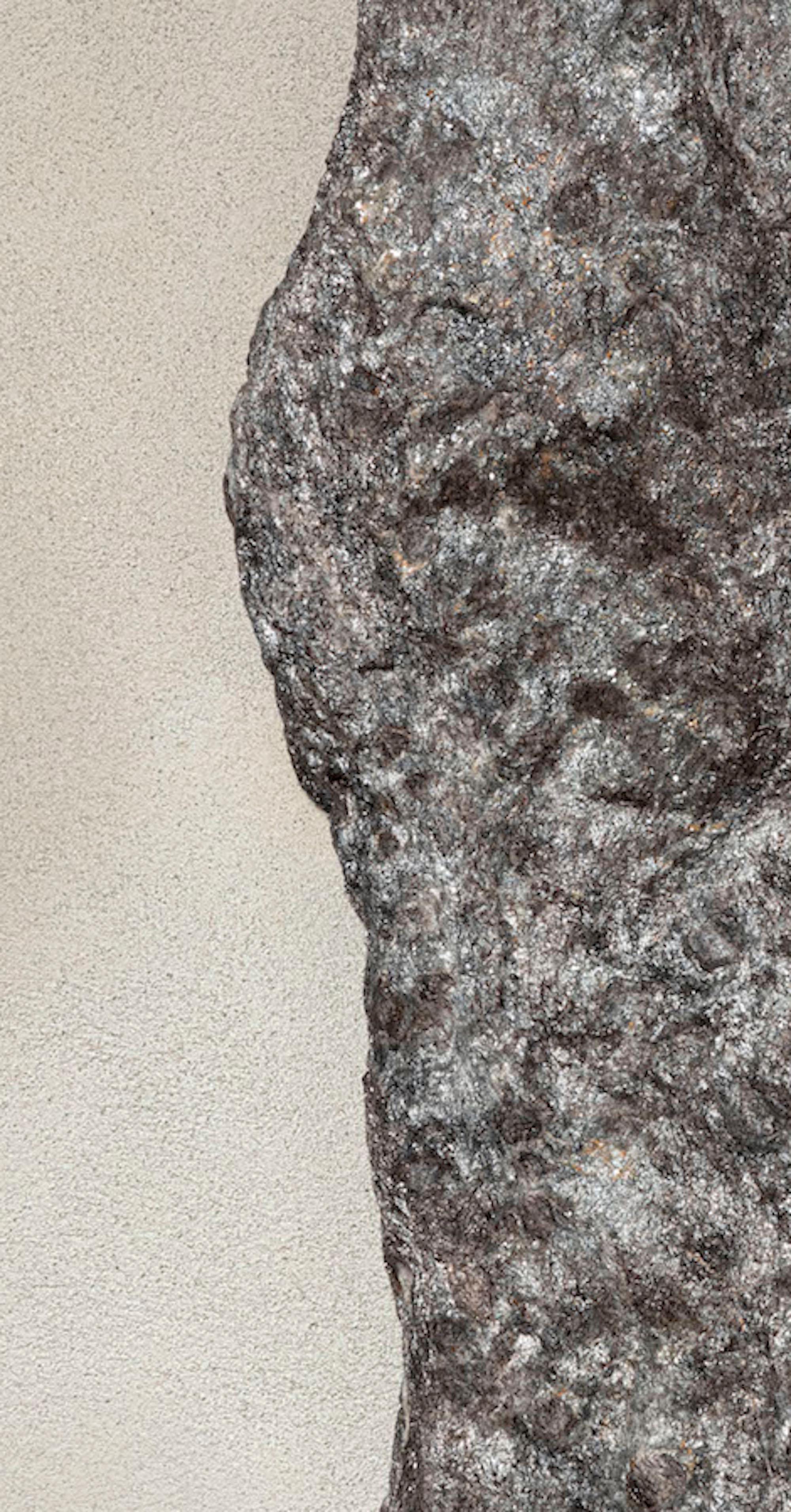 Sezione Aurea 2024-007 von Mattia Bosco - Wandskulptur, Marmor, Blattgold, Felsen im Angebot 2