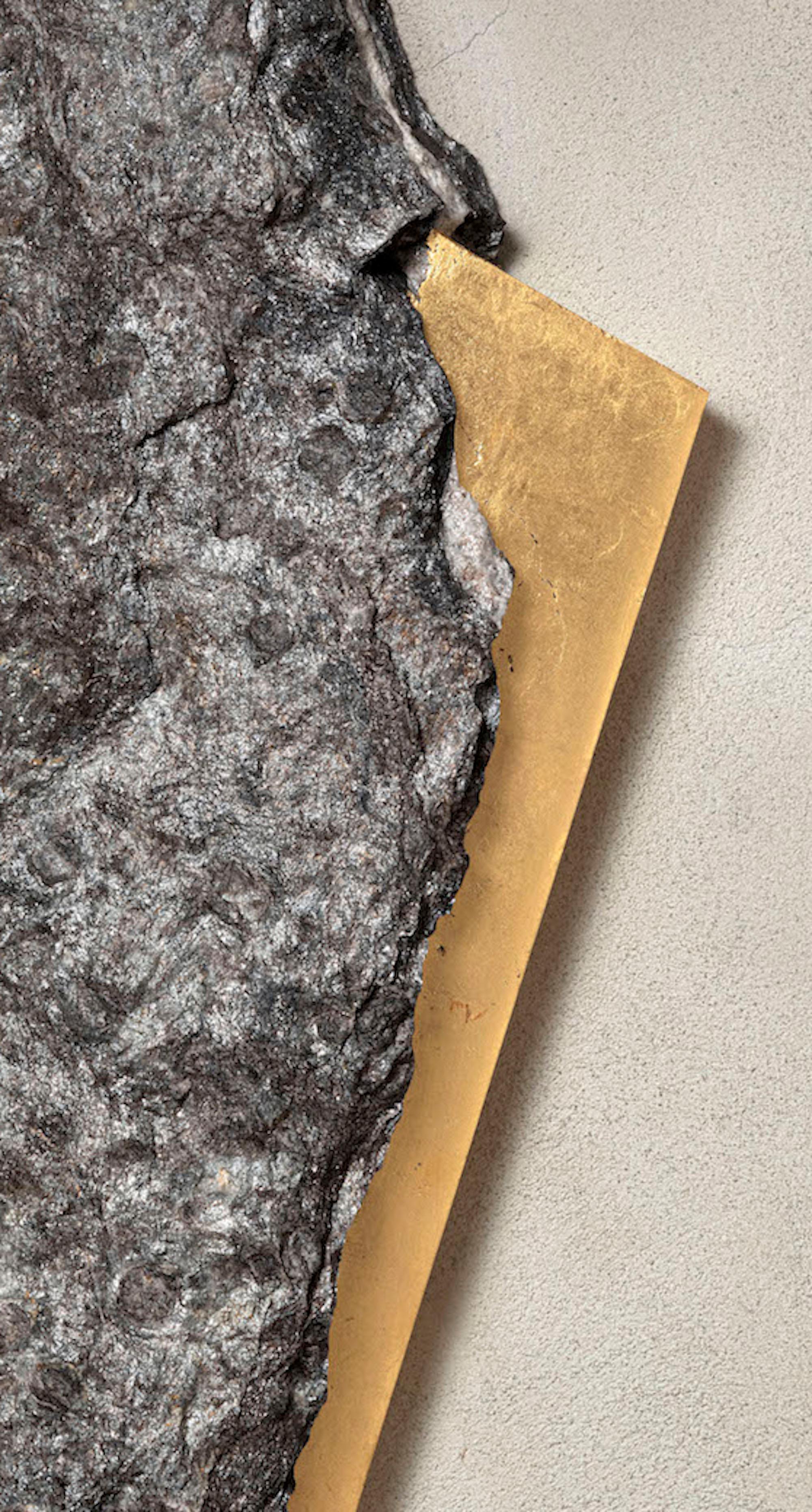 Sezione Aurea 2024-007 von Mattia Bosco - Wandskulptur, Marmor, Blattgold, Felsen im Angebot 3