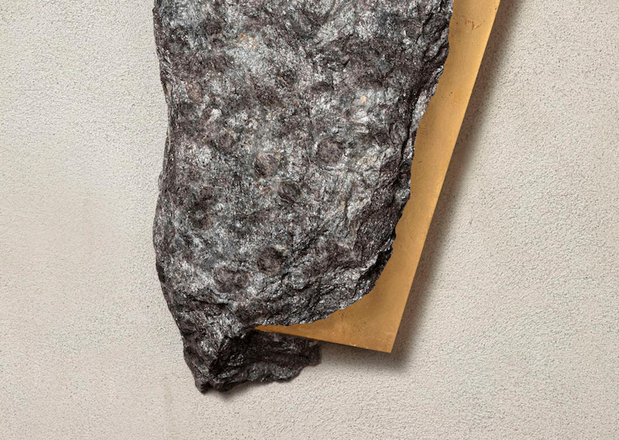 Sezione Aurea 2024-007 von Mattia Bosco - Wandskulptur, Marmor, Blattgold, Felsen im Angebot 4