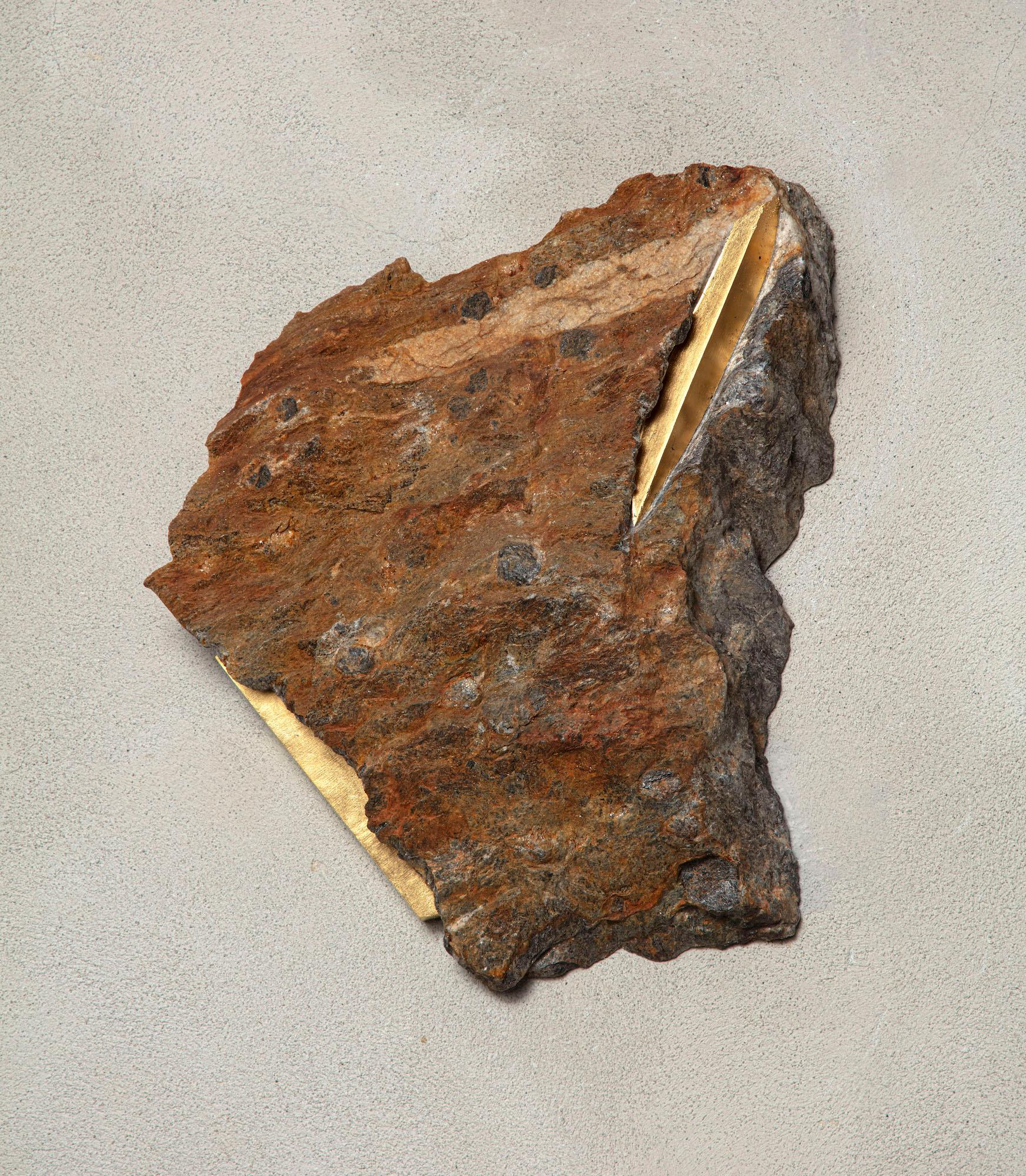 Sezione Aurea 2024-010 by Mattia Bosco - Escultura mural, mármol, pan de oro, roca
