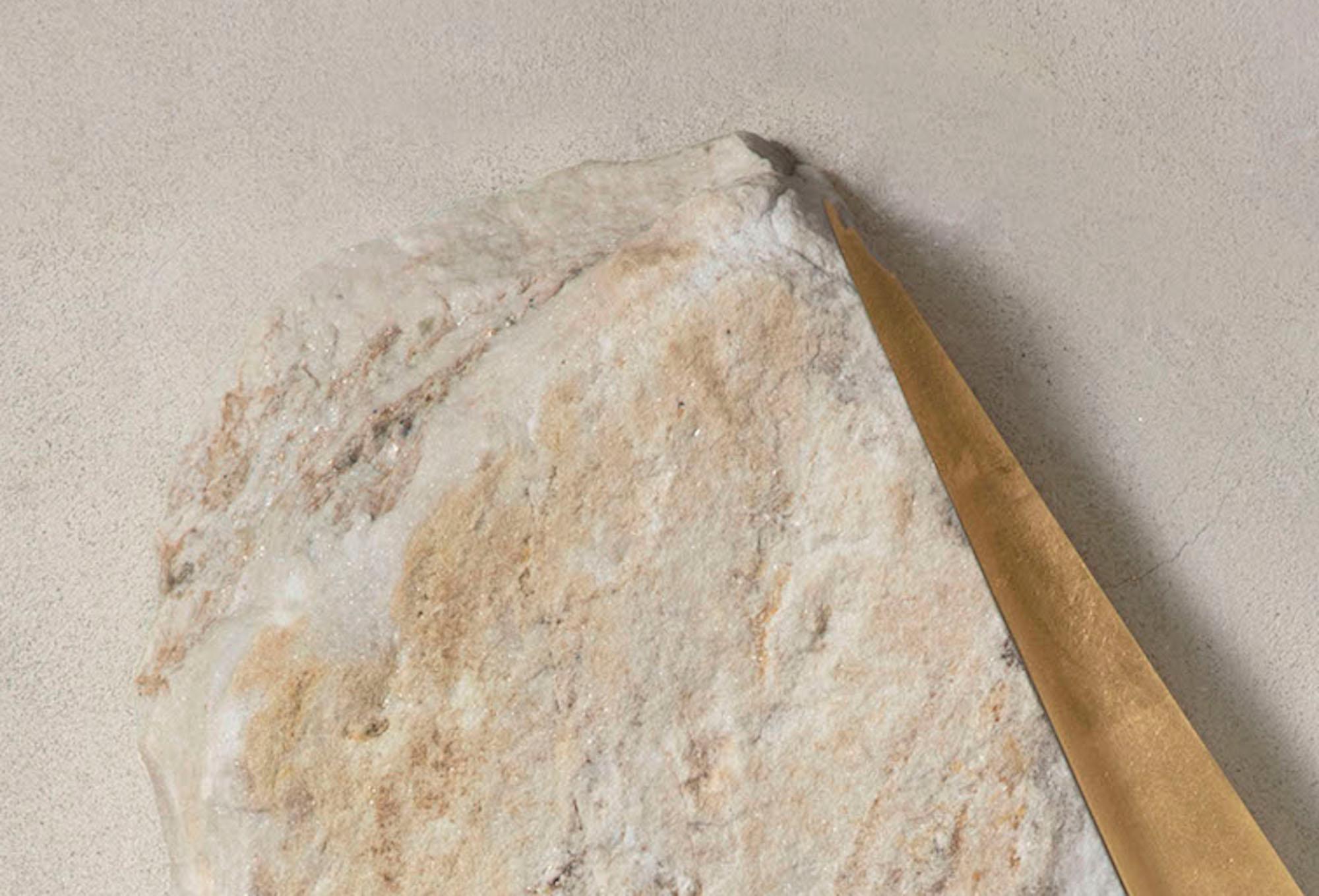 Sezione Aurea 2024-013 by Mattia Bosco - Escultura mural, mármol, pan de oro, roca en venta 4