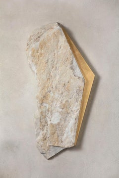 Sezione Aurea 2024-013 von Mattia Bosco – Wandskulptur, Marmor, Blattgold, Felsen