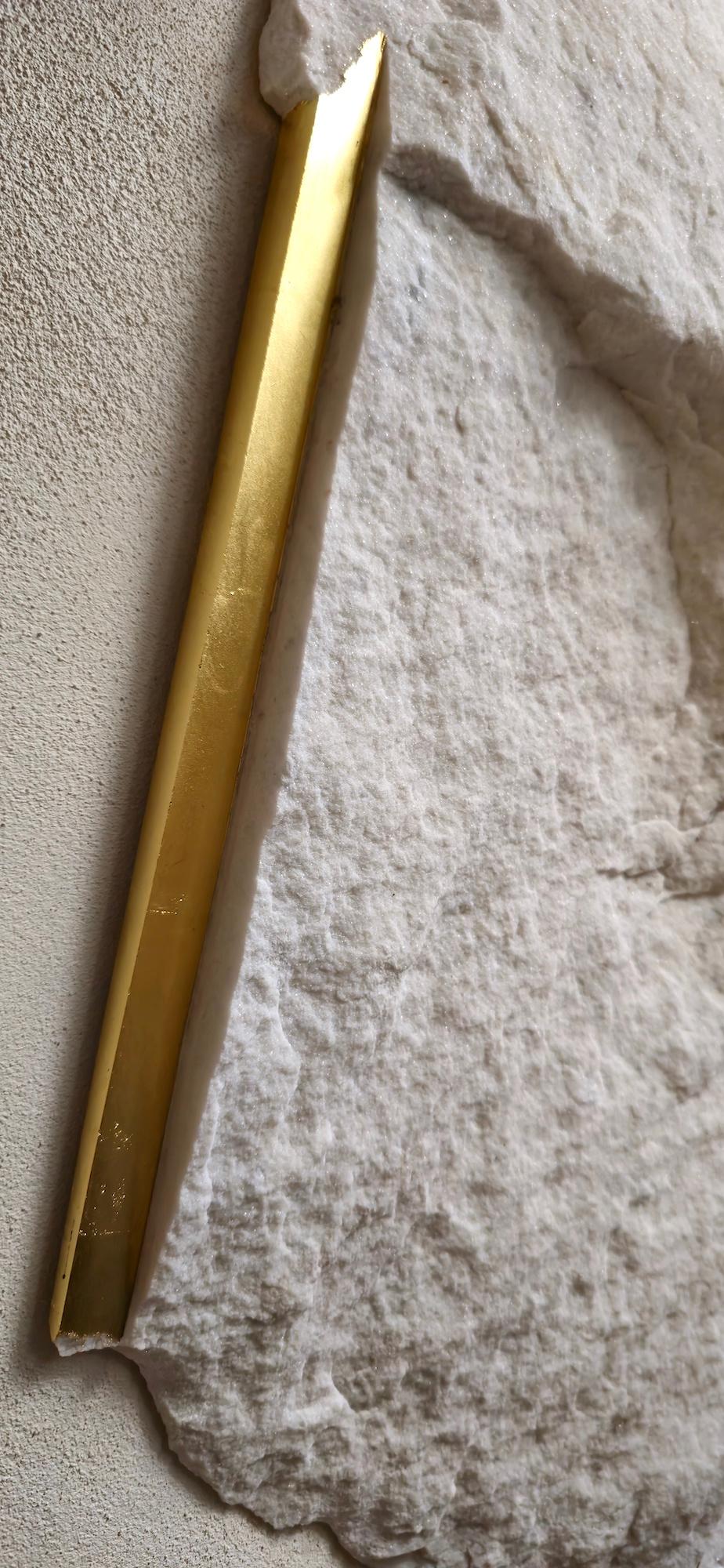 Sezione Aurea 2024-015 by Mattia Bosco - Escultura mural, mármol, pan de oro, roca en venta 10