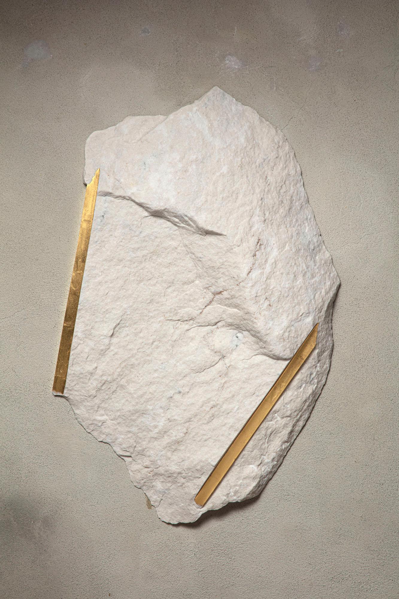 Sezione Aurea 2024-015 by Mattia Bosco - Escultura mural, mármol, pan de oro, roca en venta 1