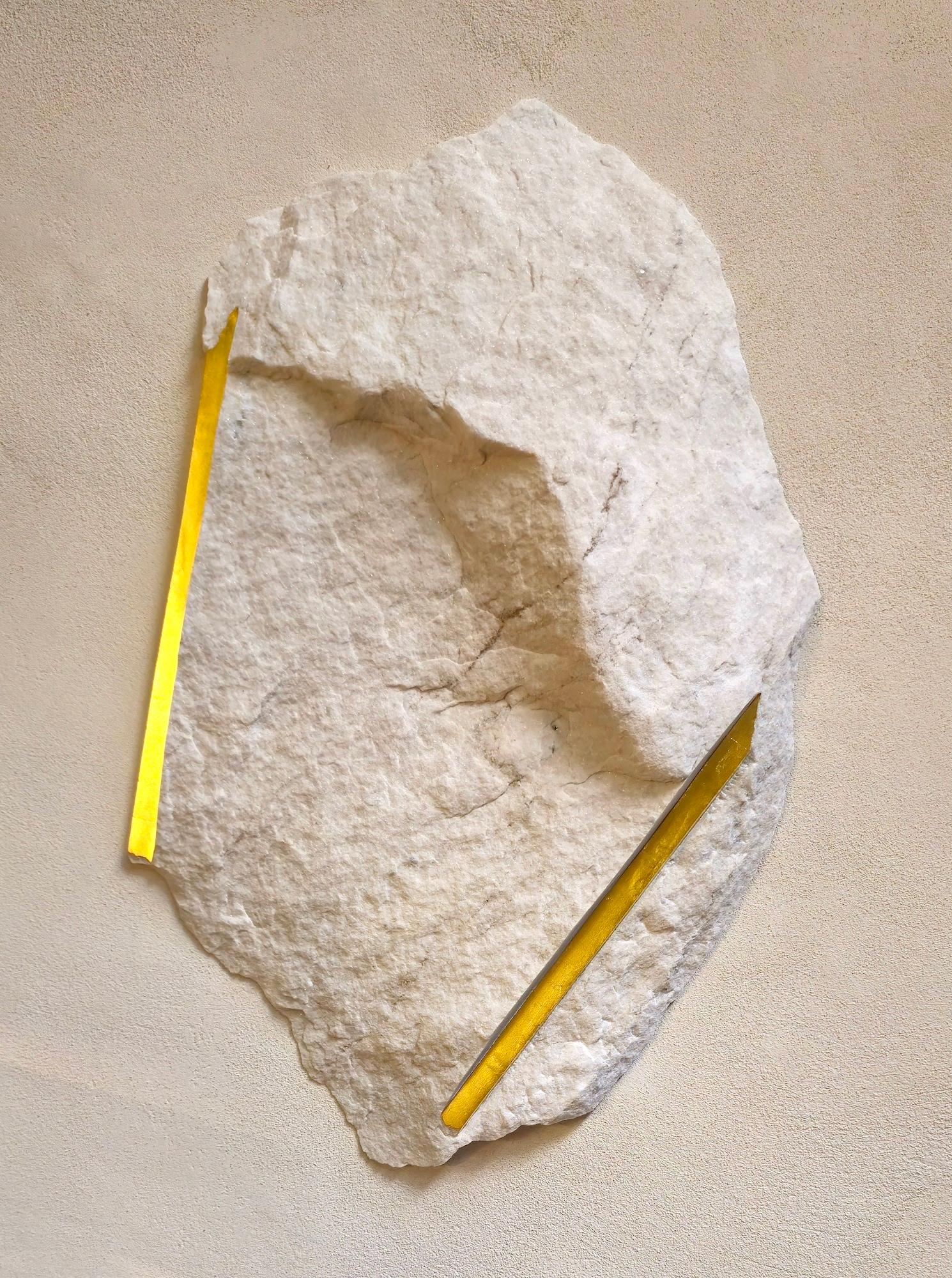 Sezione Aurea 2024-015 by Mattia Bosco - Escultura mural, mármol, pan de oro, roca en venta 2