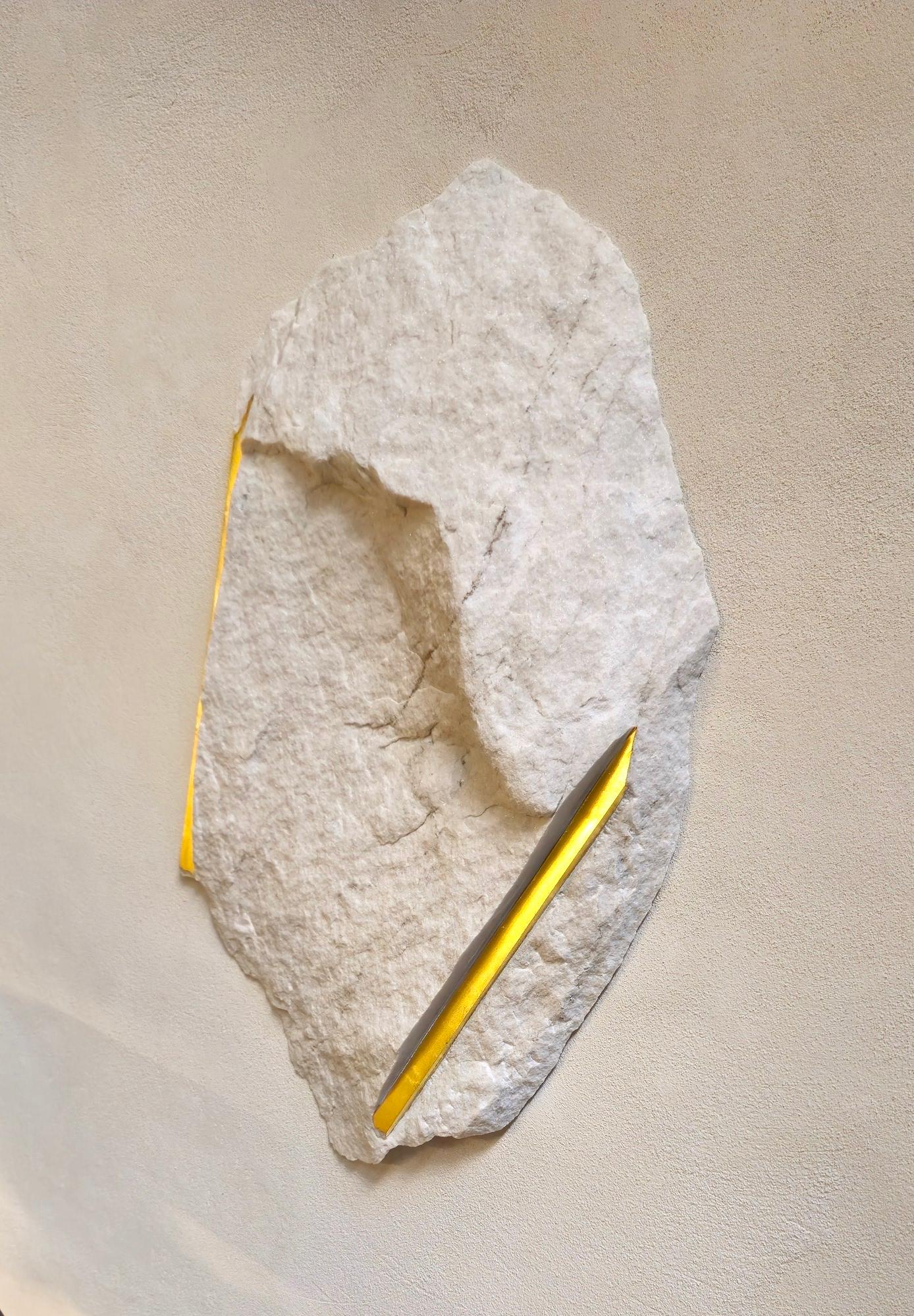 Sezione Aurea 2024-015 by Mattia Bosco - Escultura mural, mármol, pan de oro, roca en venta 3