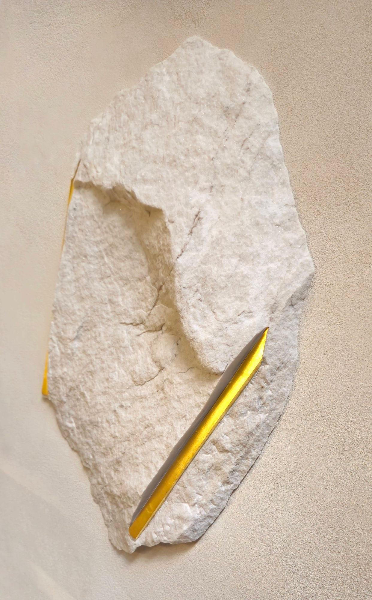 Sezione Aurea 2024-015 by Mattia Bosco - Escultura mural, mármol, pan de oro, roca en venta 4