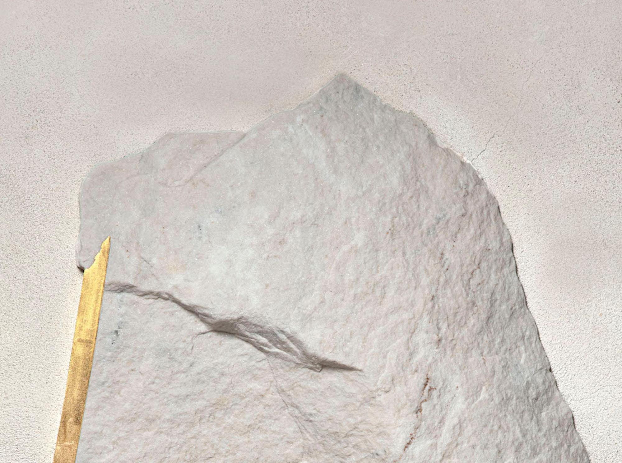 Sezione Aurea 2024-015 by Mattia Bosco - Escultura mural, mármol, pan de oro, roca en venta 5