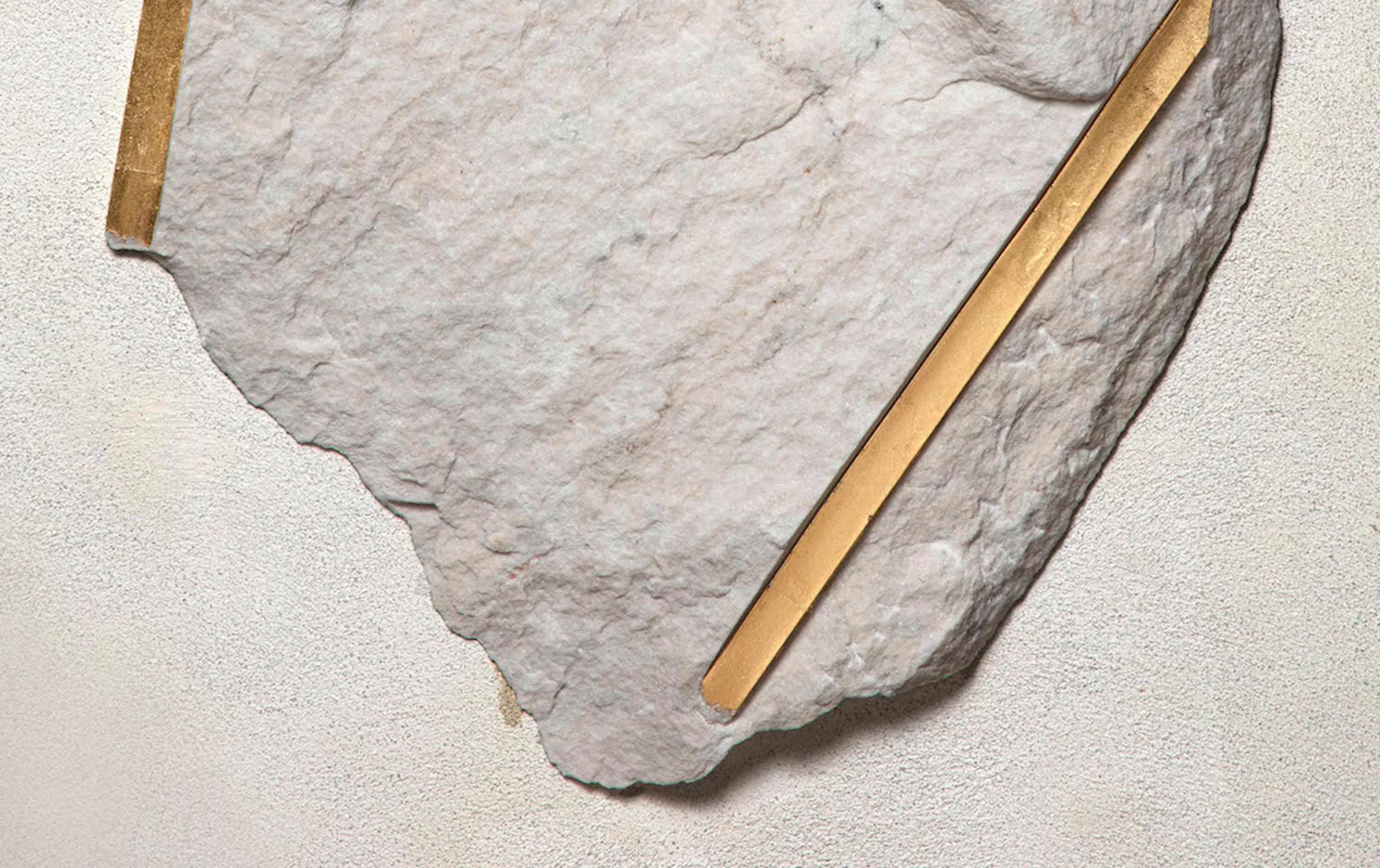 Sezione Aurea 2024-015 by Mattia Bosco - Escultura mural, mármol, pan de oro, roca en venta 8