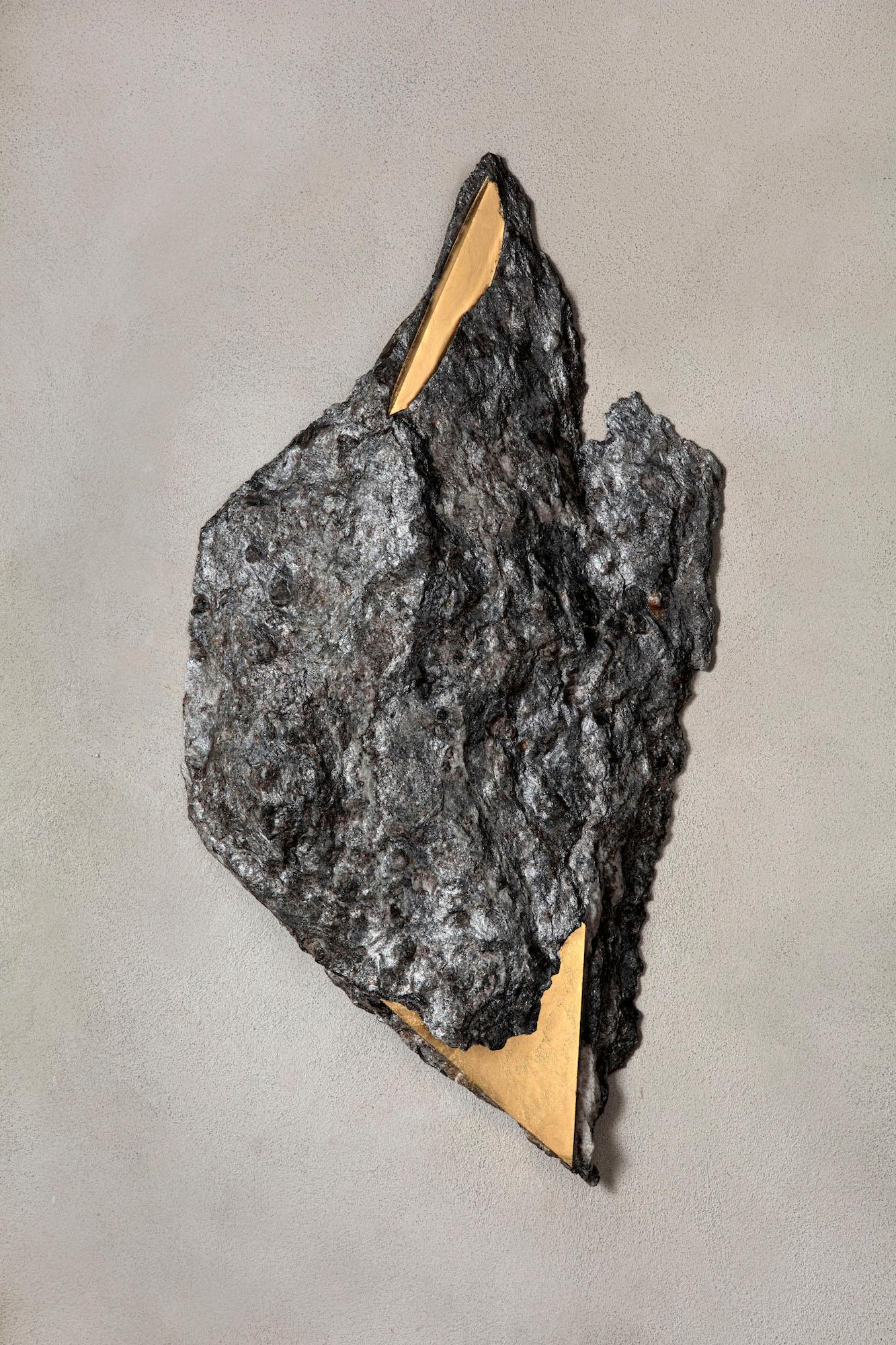 Sezione Aurea 2024-018 di Mattia Bosco - Scultura da parete, marmo, foglia d'oro, roccia