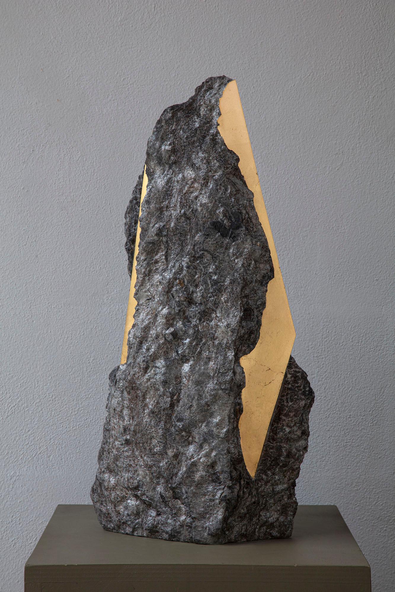 Sezione Aurea 2024-023 de Mattia Bosco, sculpture en marbre et feuilles d'or, roche en vente 1