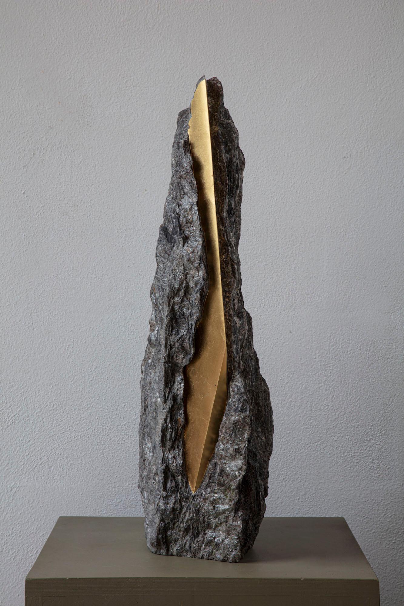 Sezione Aurea 2024-023 de Mattia Bosco, sculpture en marbre et feuilles d'or, roche en vente 2