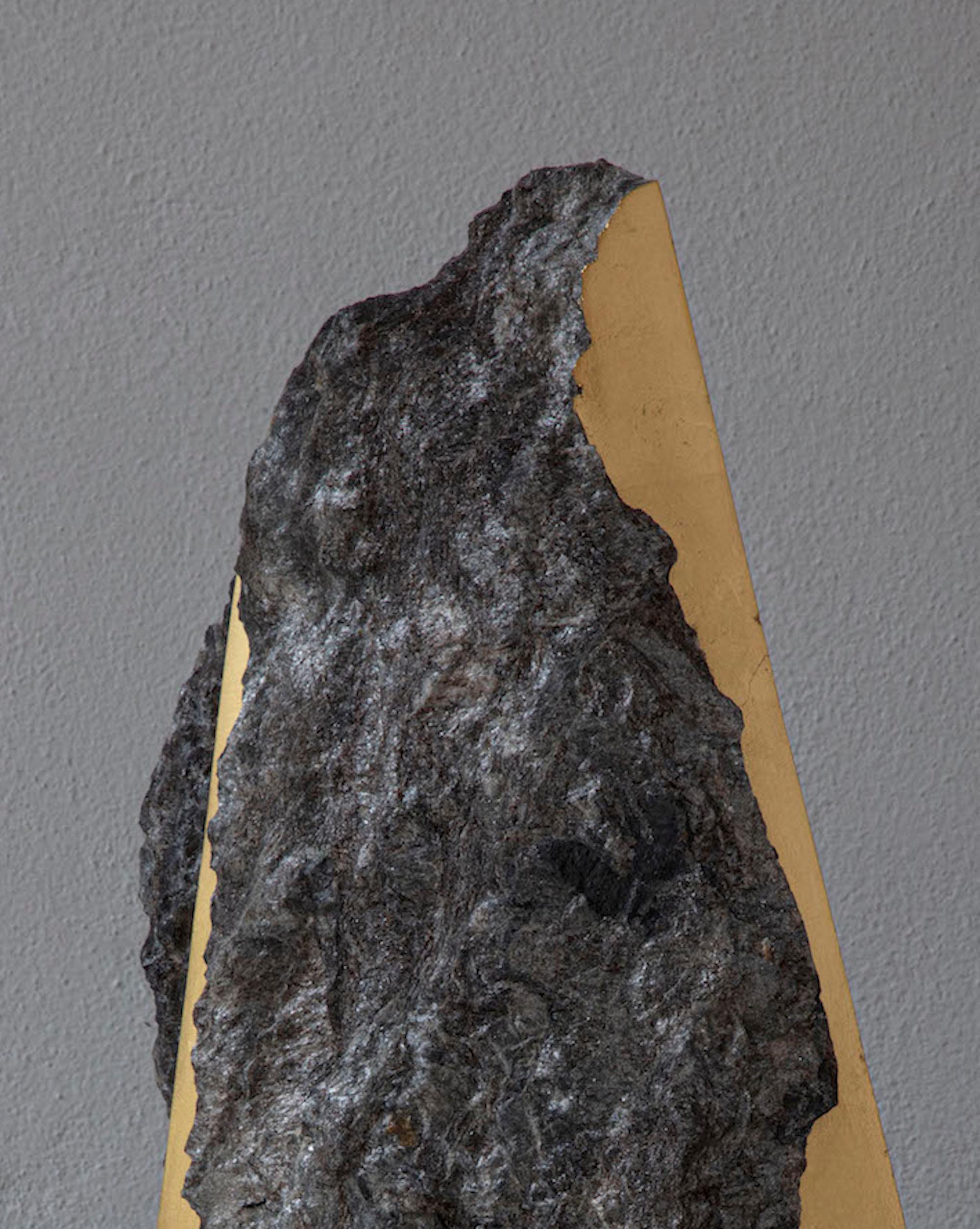Sezione Aurea 2024-023 de Mattia Bosco, sculpture en marbre et feuilles d'or, roche en vente 3