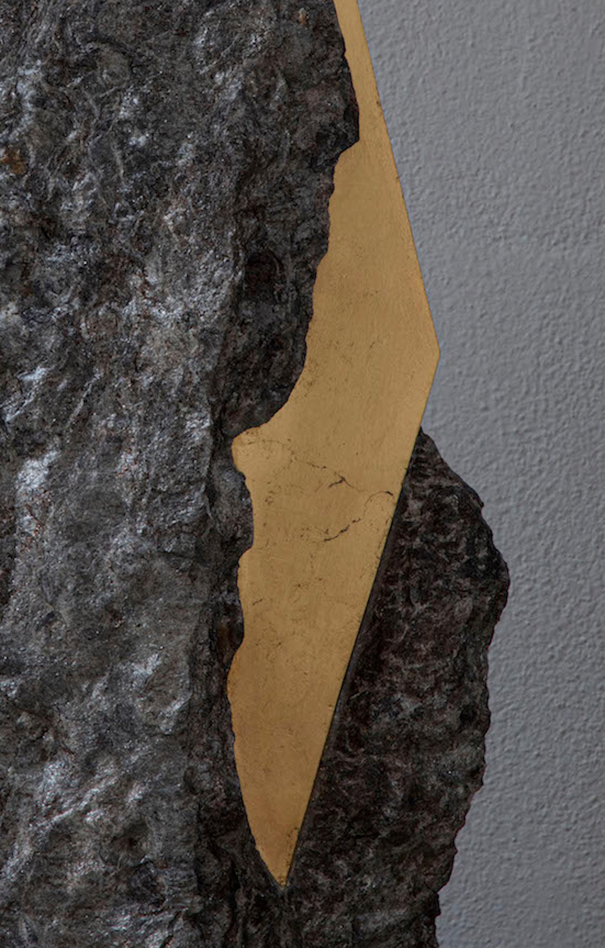 Sezione Aurea 2024-023 de Mattia Bosco, sculpture en marbre et feuilles d'or, roche en vente 4