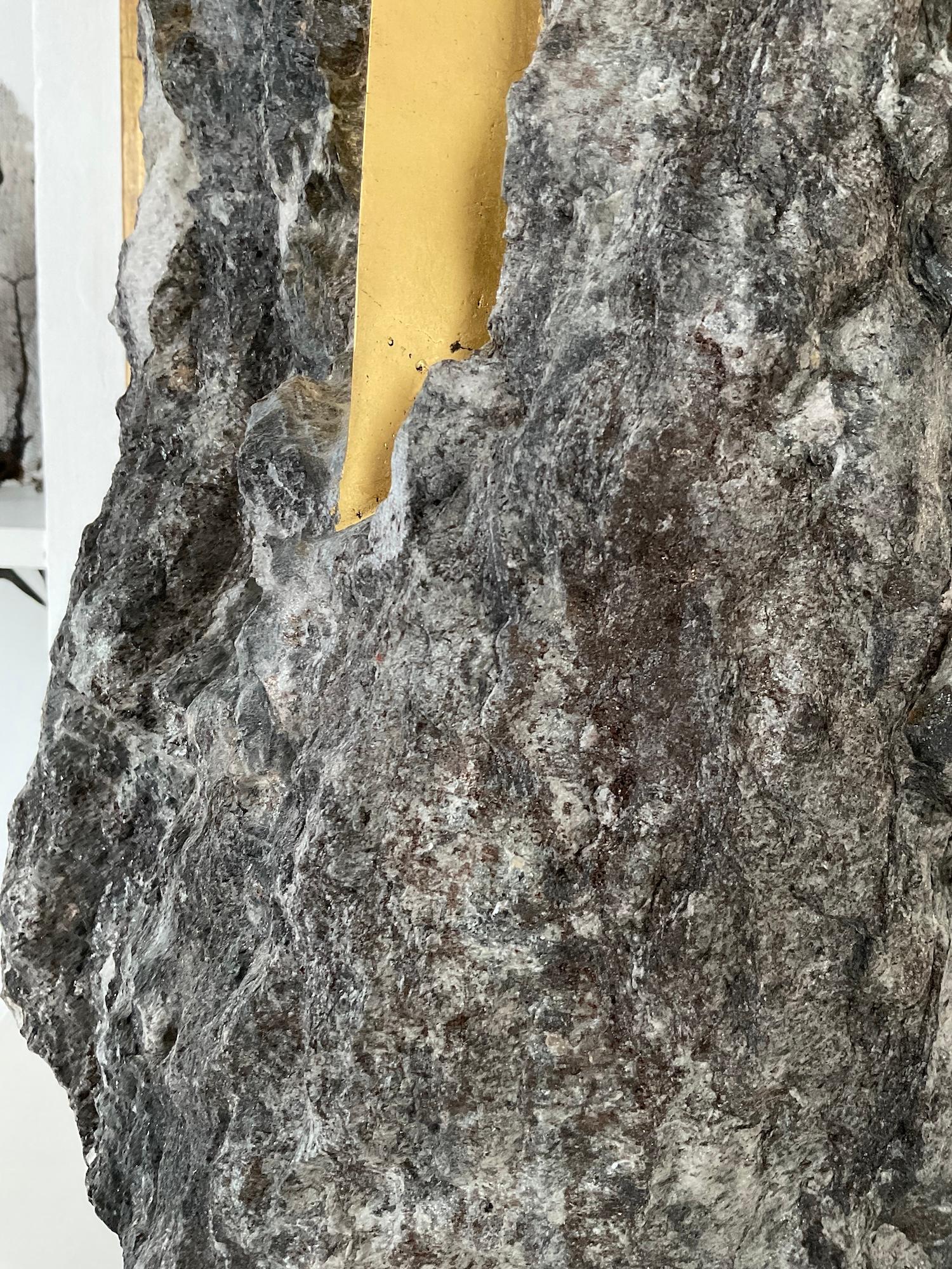 Sezione Aurea 2024-023 de Mattia Bosco, sculpture en marbre et feuilles d'or, roche en vente 6