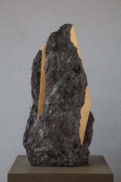 Sezione Aurea 2024-023 de Mattia Bosco, sculpture en marbre et feuilles d'or, roche