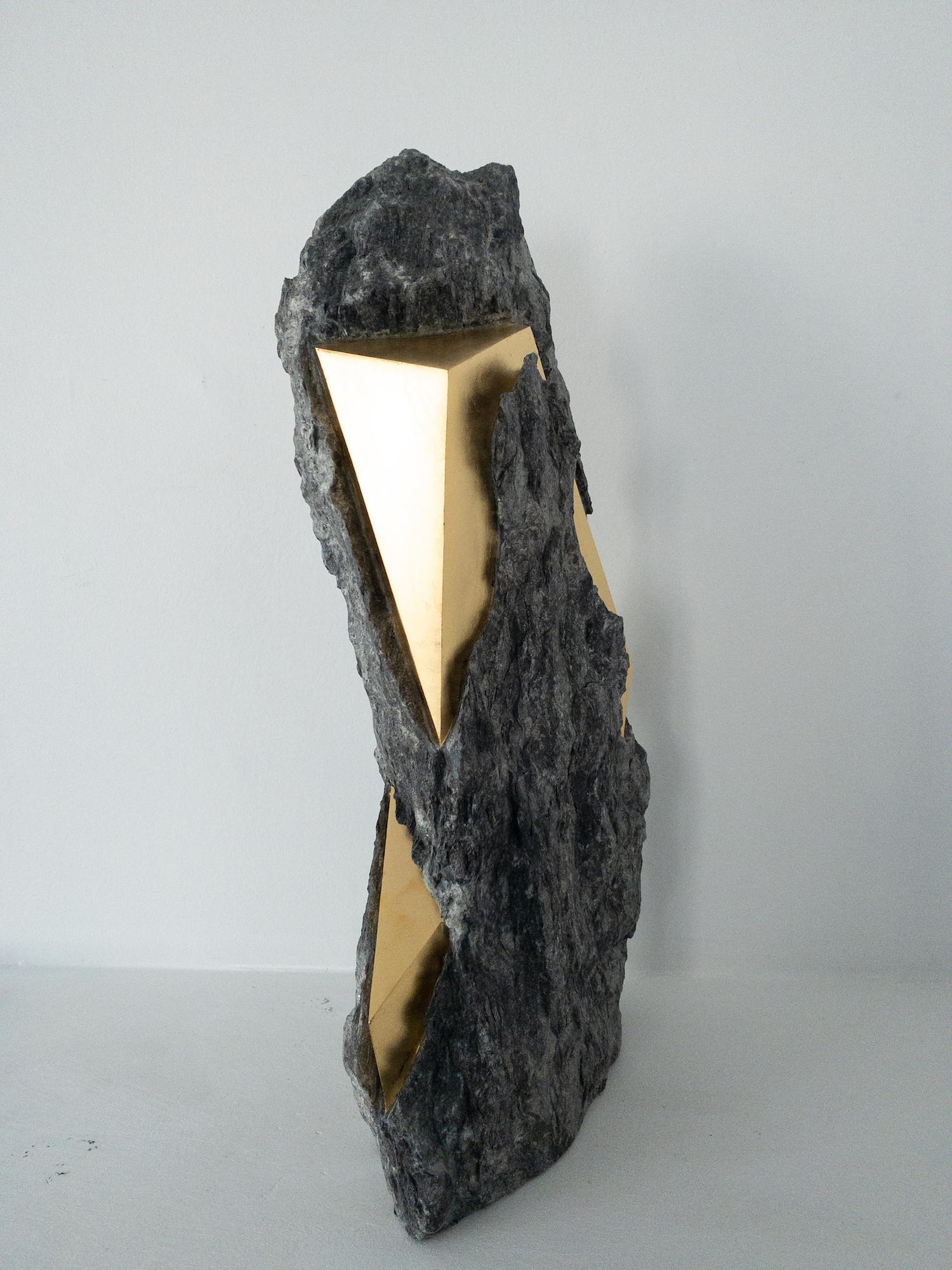 Sezione Aurea 2024-024 di Mattia Bosco - Scultura in marmo e foglia d'oro, roccia in vendita 9