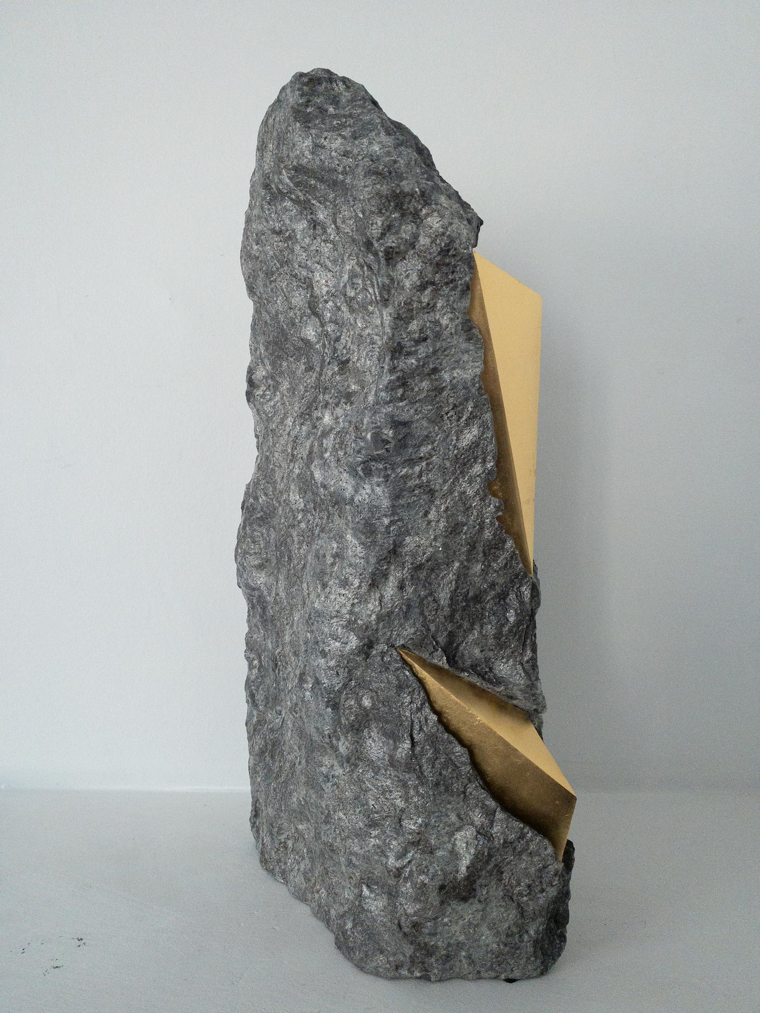 Sezione Aurea 2024-024 di Mattia Bosco - Scultura in marmo e foglia d'oro, roccia in vendita 10