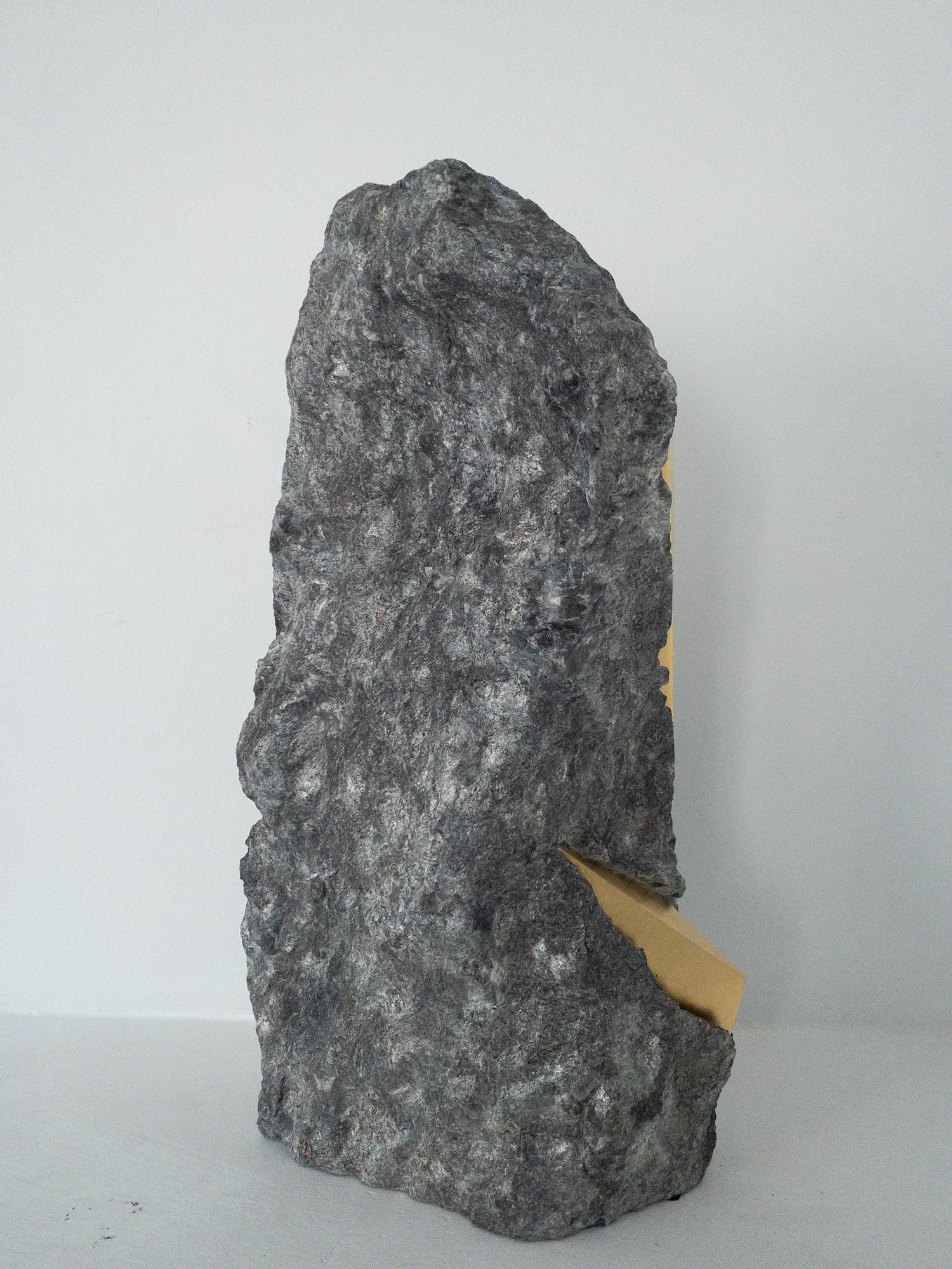Sezione Aurea 2024-024 di Mattia Bosco - Scultura in marmo e foglia d'oro, roccia in vendita 11