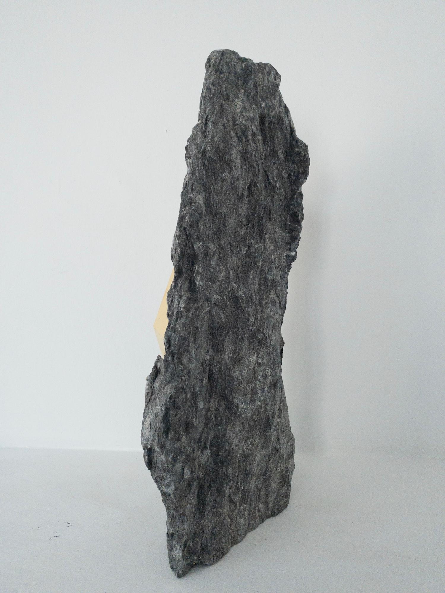 Sezione Aurea 2024-024 di Mattia Bosco - Scultura in marmo e foglia d'oro, roccia in vendita 13