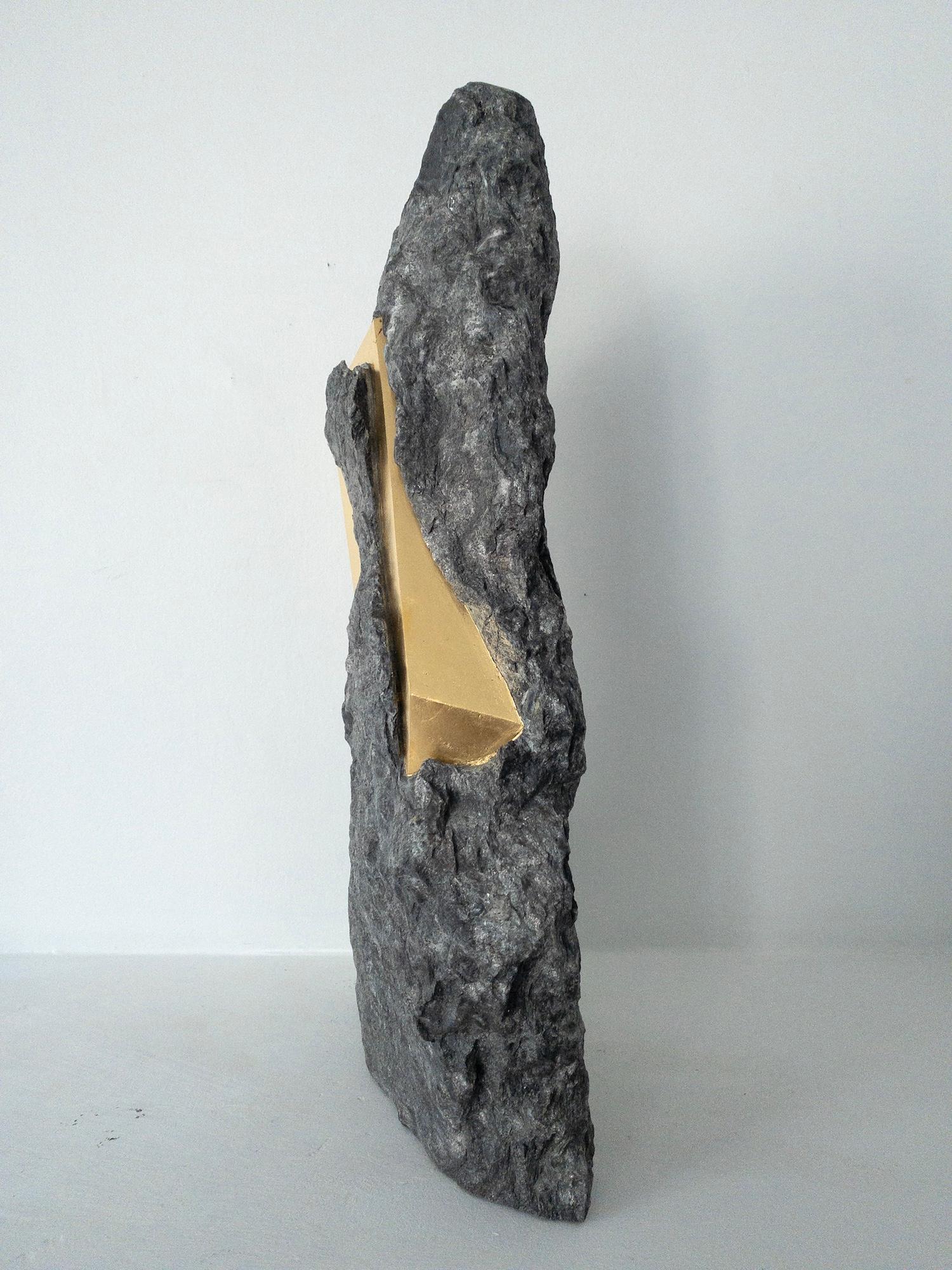 Sezione Aurea 2024-024 di Mattia Bosco - Scultura in marmo e foglia d'oro, roccia in vendita 14