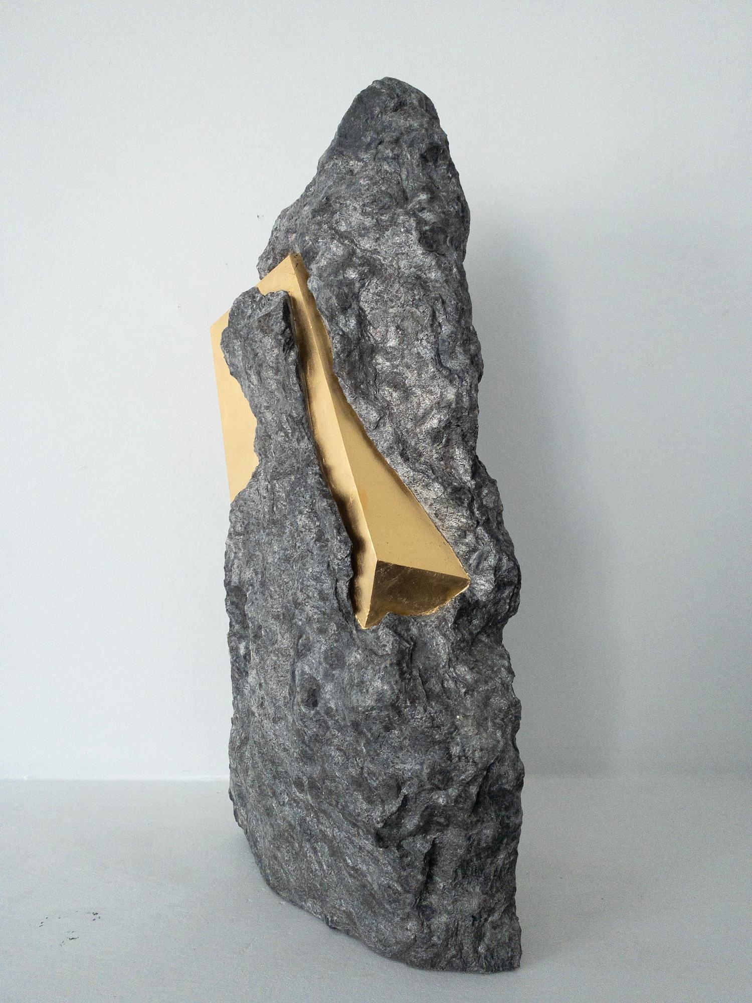 Sezione Aurea 2024-024 di Mattia Bosco - Scultura in marmo e foglia d'oro, roccia in vendita 15
