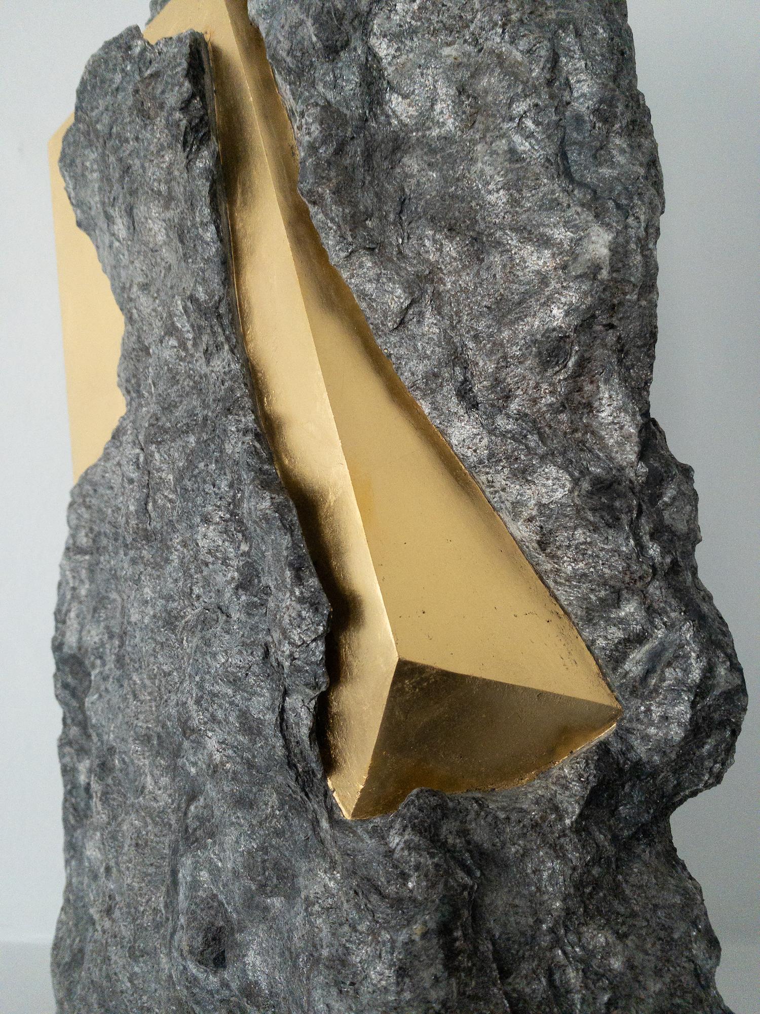 Sezione Aurea 2024-024 di Mattia Bosco - Scultura in marmo e foglia d'oro, roccia in vendita 16