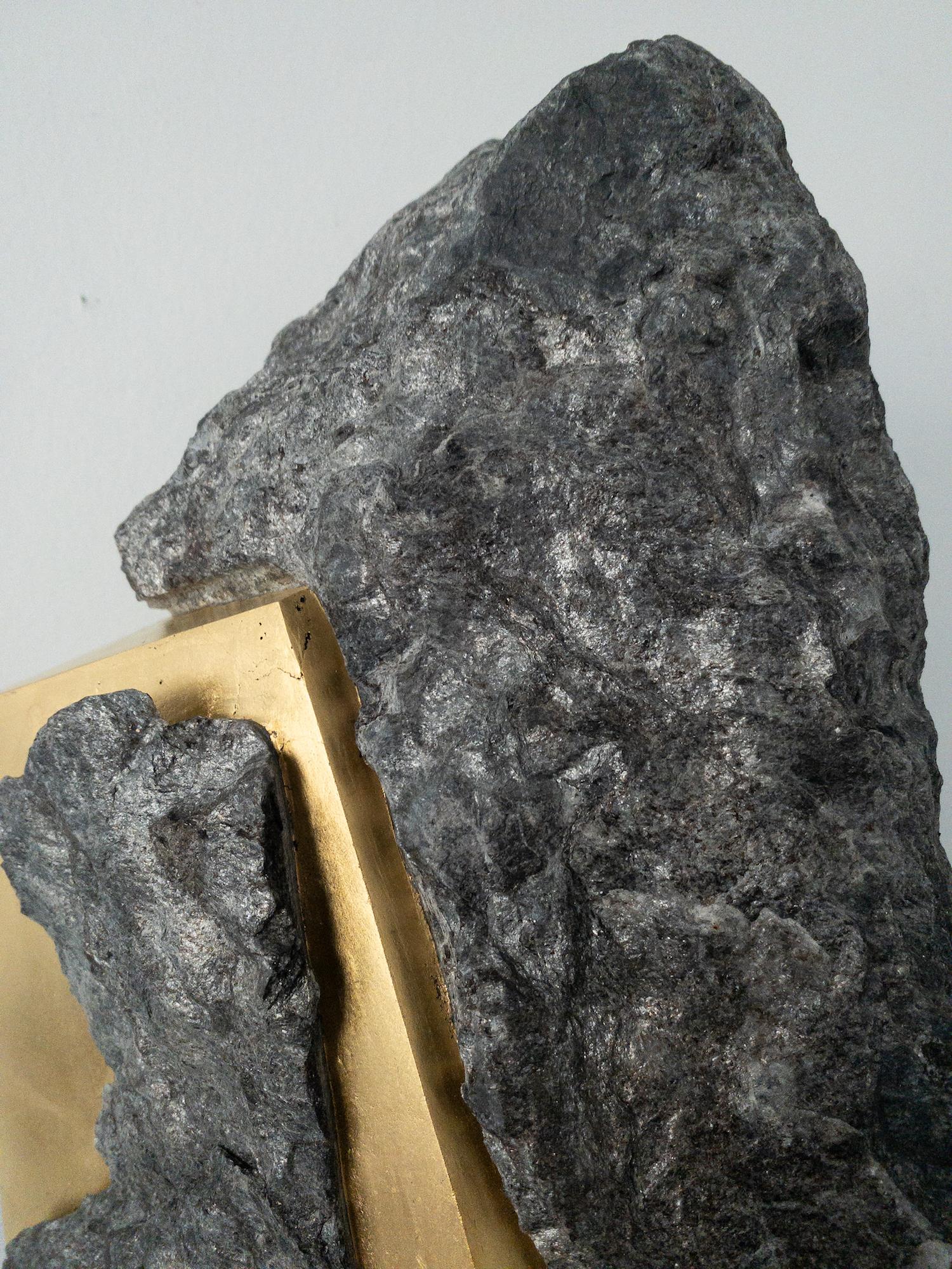 Sezione Aurea 2024-024 di Mattia Bosco - Scultura in marmo e foglia d'oro, roccia in vendita 17