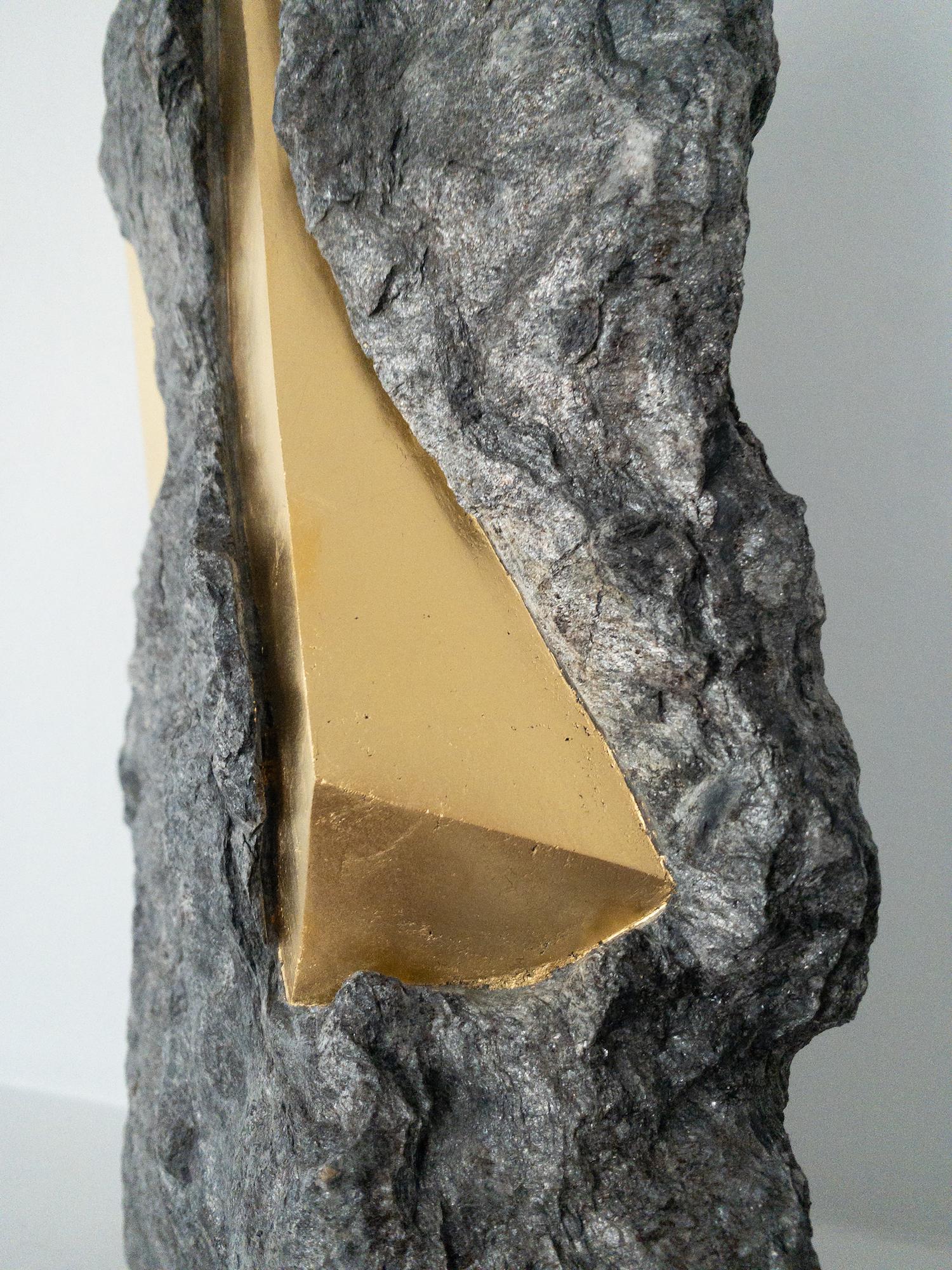 Sezione Aurea 2024-024 di Mattia Bosco - Scultura in marmo e foglia d'oro, roccia in vendita 18