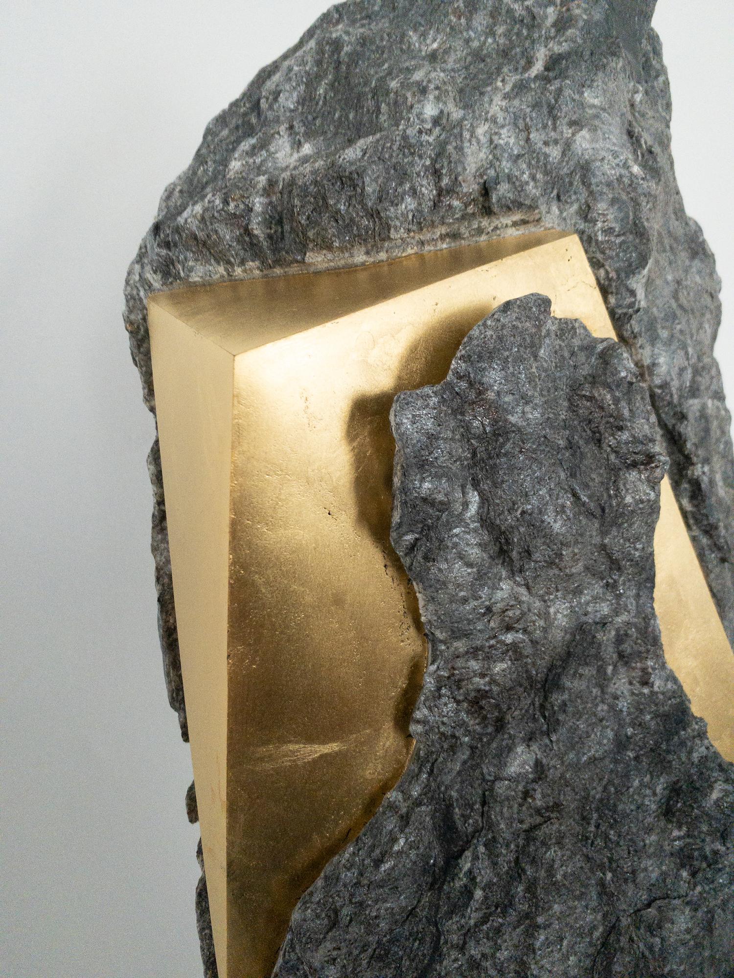 Sezione Aurea 2024-024 di Mattia Bosco - Scultura in marmo e foglia d'oro, roccia in vendita 19