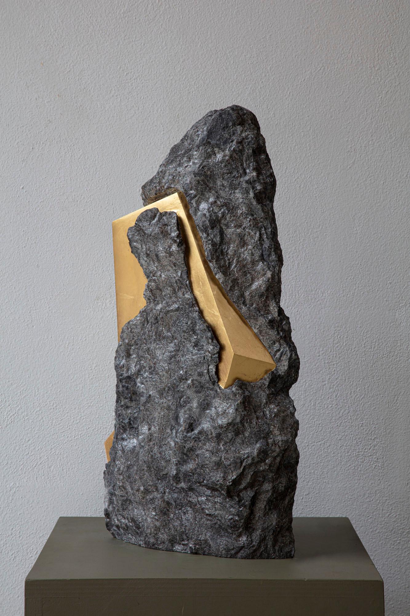 Sezione Aurea 2024-024 di Mattia Bosco - Scultura in marmo e foglia d'oro, roccia in vendita 3