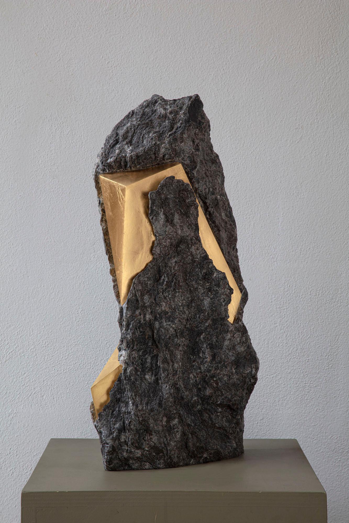 Sezione Aurea 2024-024 di Mattia Bosco - Scultura in marmo e foglia d'oro, roccia in vendita 4