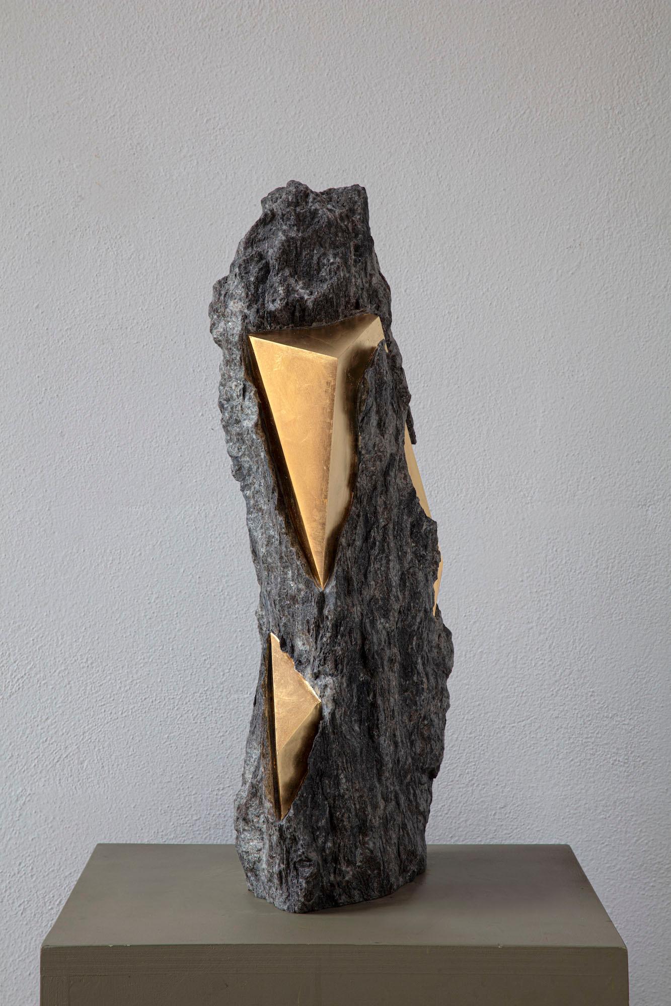 Sezione Aurea 2024-024 de Mattia Bosco, sculpture en marbre et feuilles d'or, roche en vente 5