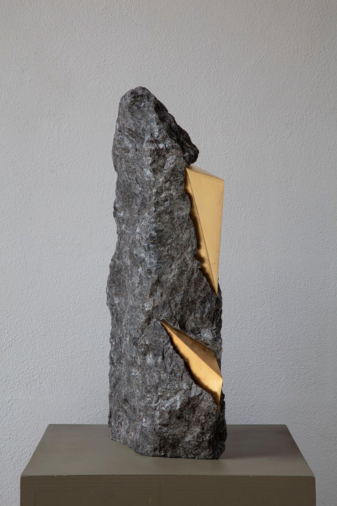 Sezione Aurea 2024-024 di Mattia Bosco - Scultura in marmo e foglia d'oro, roccia in vendita 7
