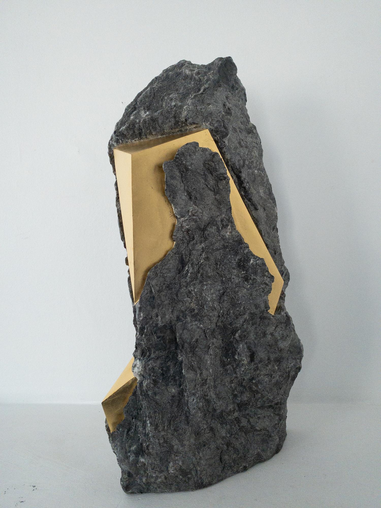 Sezione Aurea 2024-024 di Mattia Bosco - Scultura in marmo e foglia d'oro, roccia in vendita 8